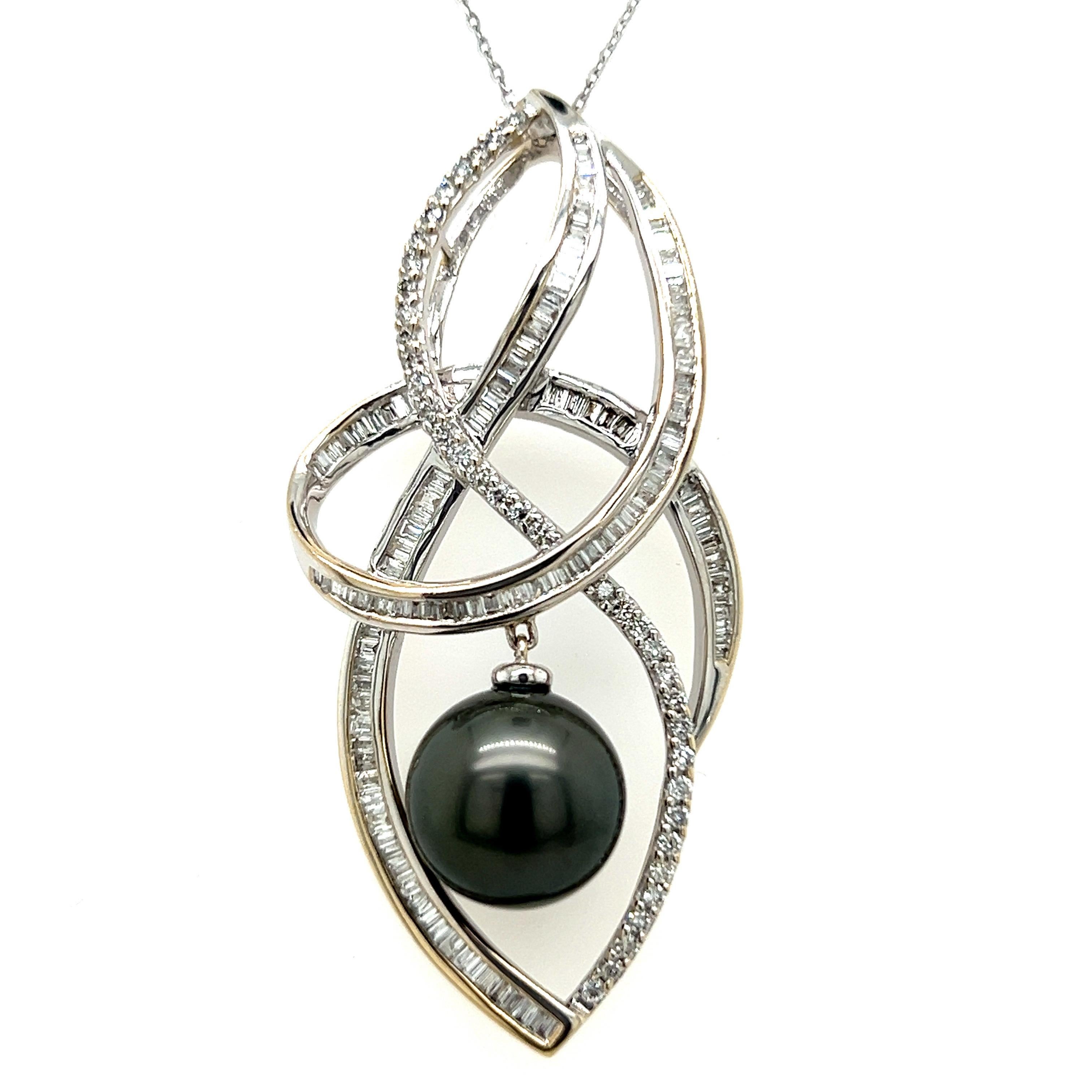 Elegant pendentif en perle de Tahiti. Perle de Tahiti naturelle de 11 mm de diamètre au lustre nacré, légèrement teintée de paon, rehaussée d'un diamant naturel de taille baguette et de diamants ronds de taille brillant. Design/One est serti à la