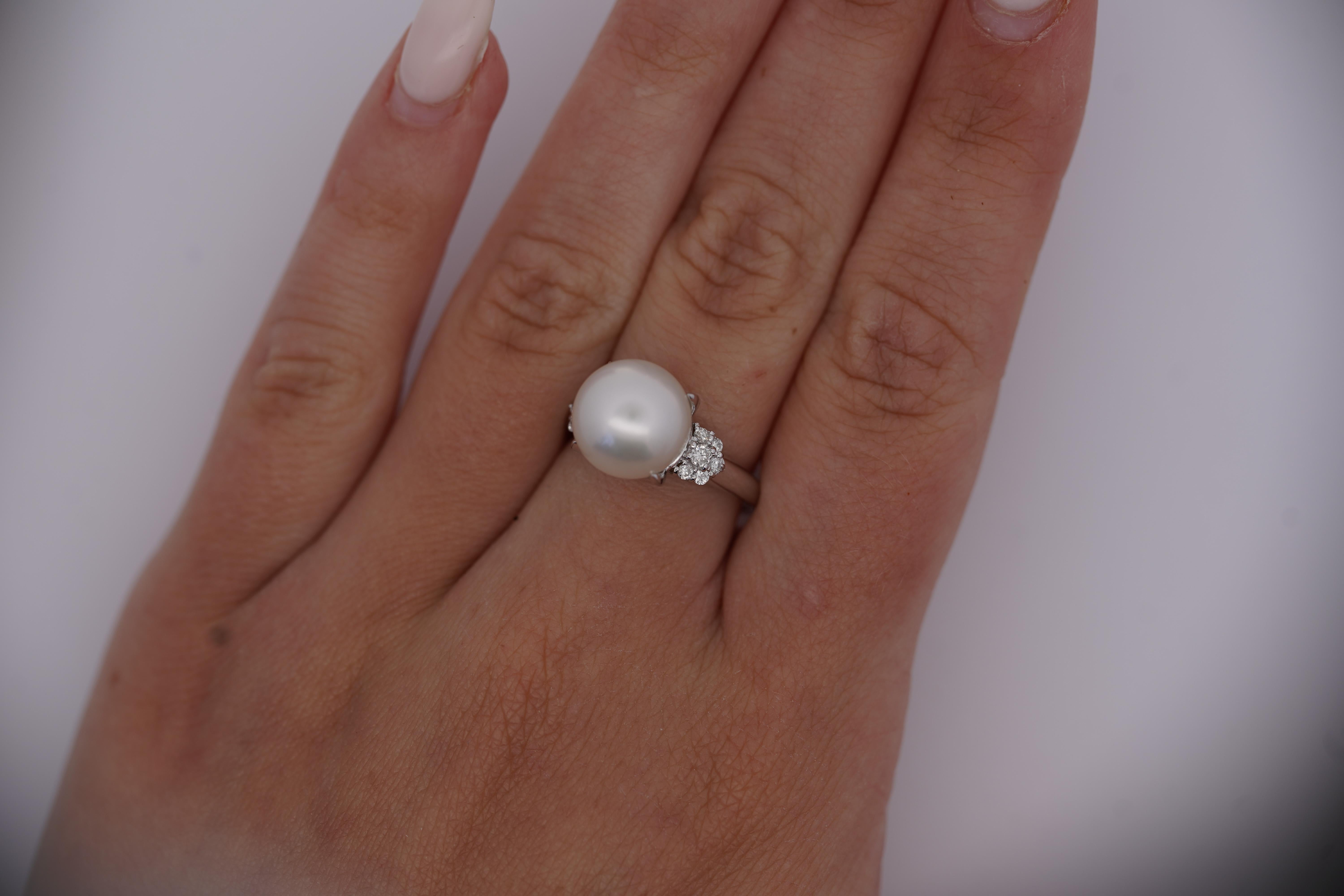 Anello in platino con perle coltivate bianche da 11 mm e diamanti taglio rotondo in filigrana in vendita 1