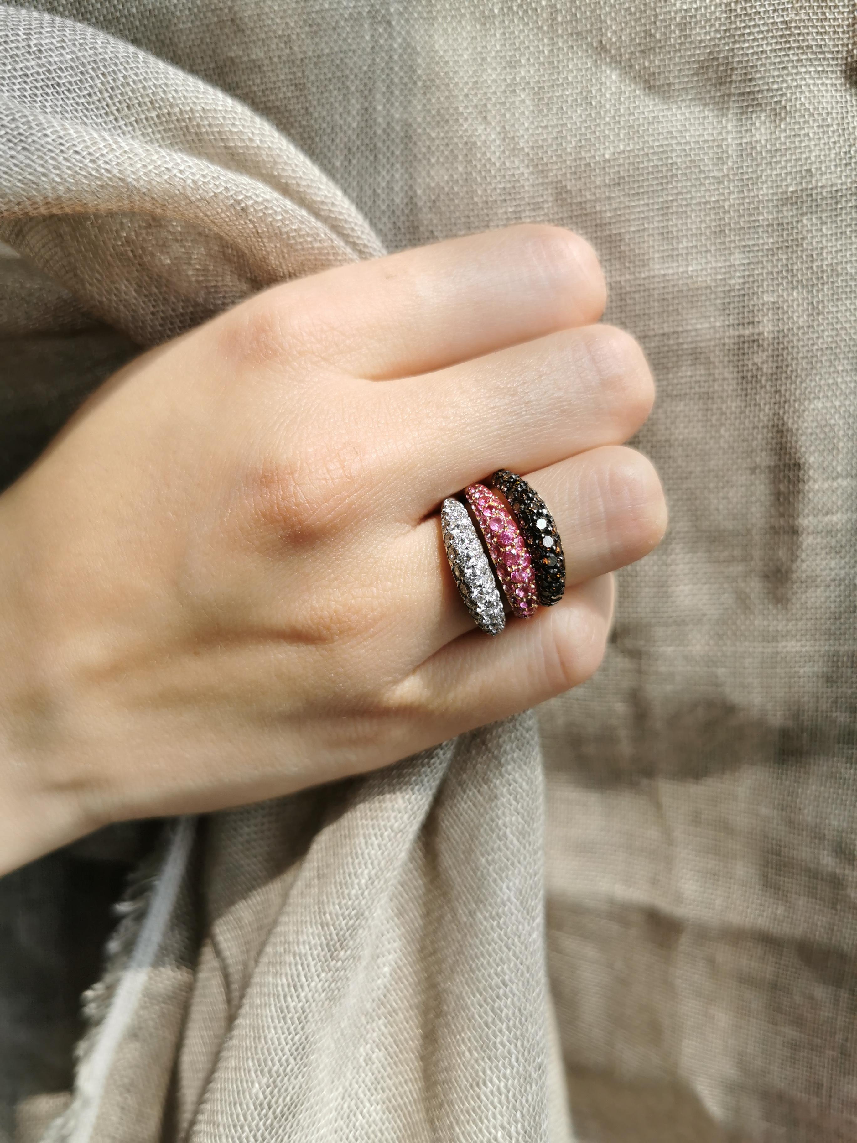 This lightly wavy pave-set band ring is composed by a chocolate diamond pave-set with a subtil brown graduation colour, 18K gold
With the same design, we also have yellow and green diamonds band rings.
Refinded rings, beautiful combination of