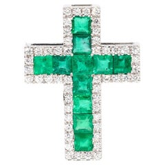 Kreuzanhänger aus 18 Karat Weißgold mit 1,1 Karat natürlichem Smaragd im Princess-Schliff und Diamant