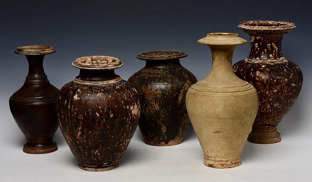 Khmer pottery vases.

Age: Cambodia, Kulen to Bayon Period, 11th - 13th Century
Size: Height 27 - 35 C.M. / Width 16.5 - 22.5 C.M.
Condition: Nice glaze and condition overall (some chips on the mouthrim and footrim, natural wearings).

100%
