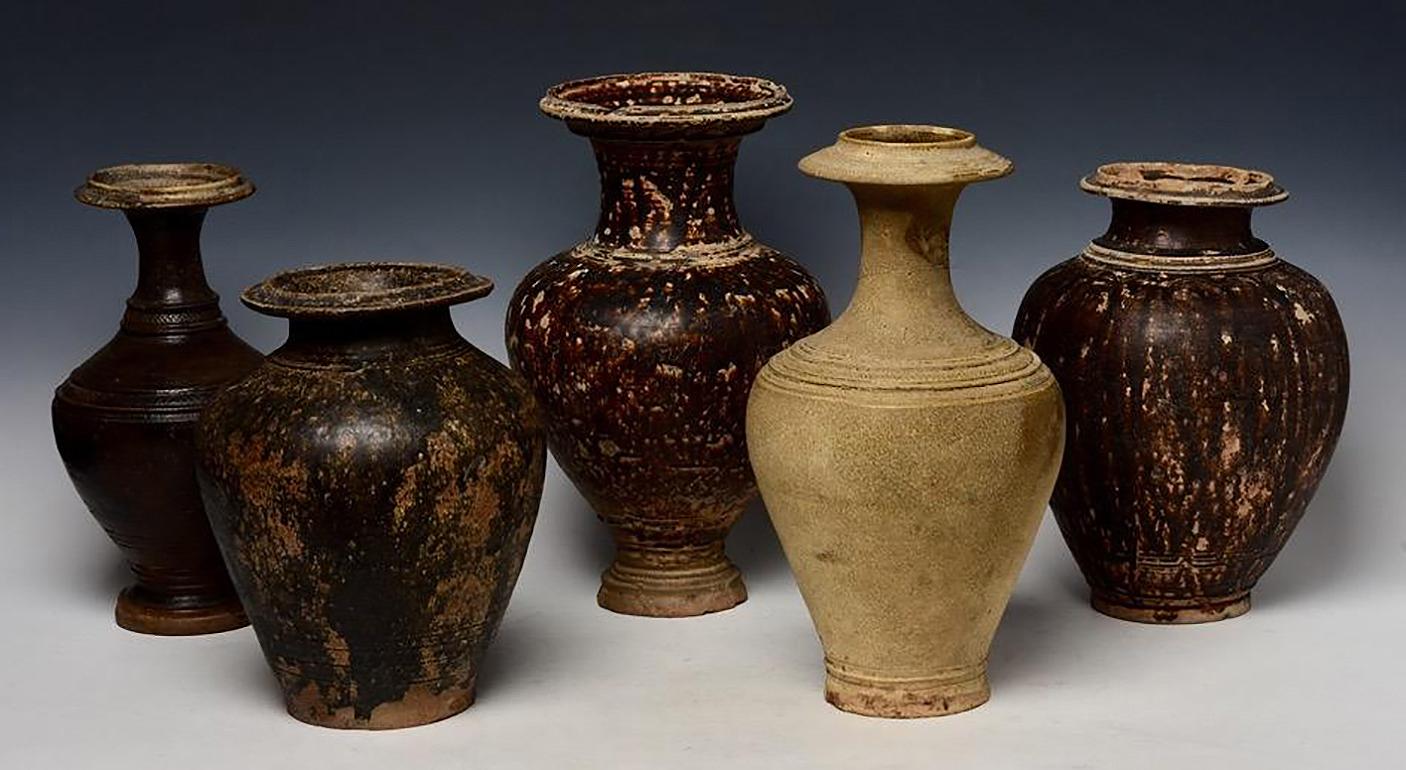 11th-13th Century, Kulen to Bayon, Antique Khmer Pottery Vases In Good Condition In Sampantawong, TH