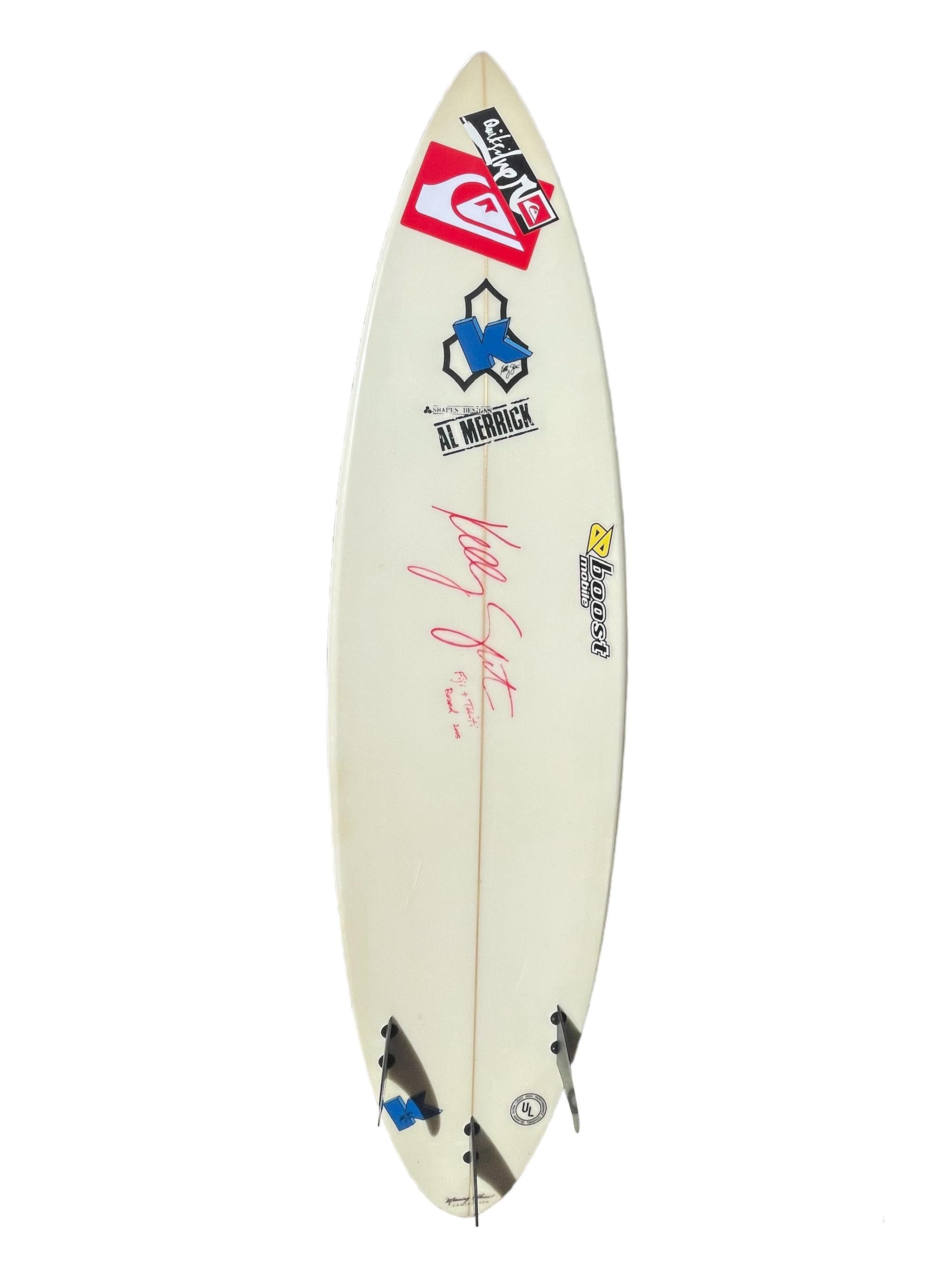 Planche de surf personnelle de Kelly Slater, 11 fois champion du monde, utilisée sur le circuit mondial de surf. Façonné en 2005 par le célèbre Al Merrick. Cette planche de surf représente un élément important de l'histoire des champions du monde de