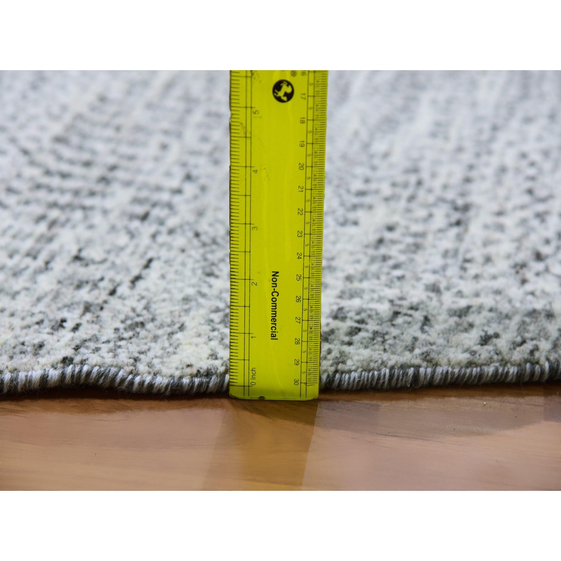 Tapis rond 11'x11' gris clair non teint en laine naturelle Grass Design noué à la main en vente 2