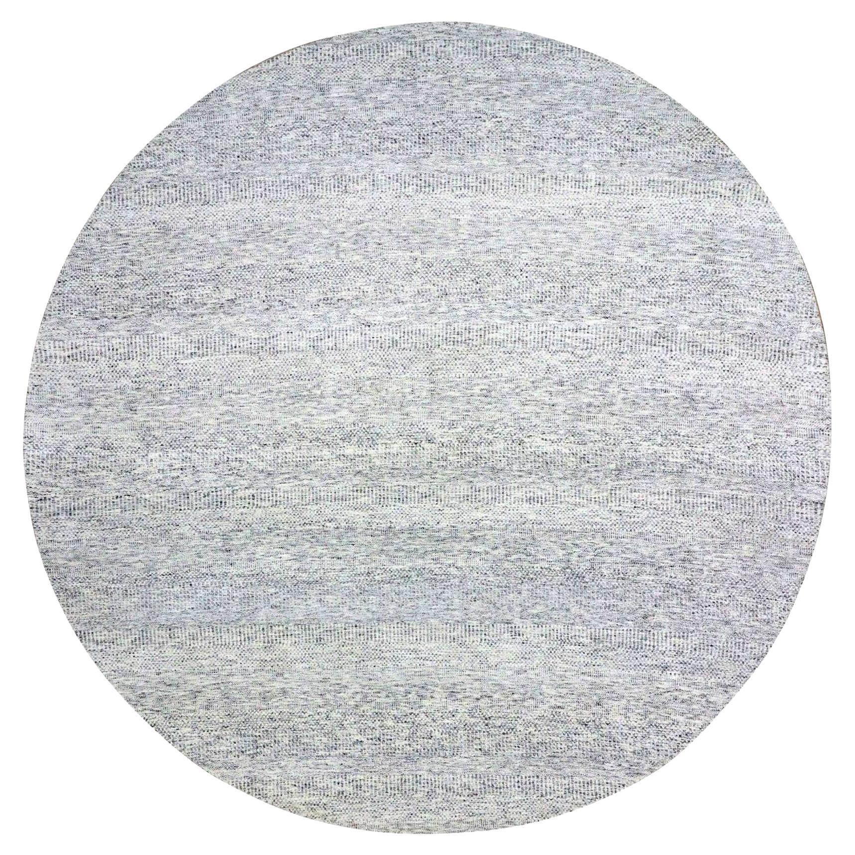 11'x11' Hellgrauer und unbefärbter, handgeknüpfter, runder Teppich aus natürlicher Wolle mit Grasdesign