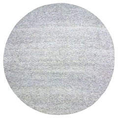11'x11' Hellgrauer und unbefärbter, handgeknüpfter, runder Teppich aus natürlicher Wolle mit Grasdesign