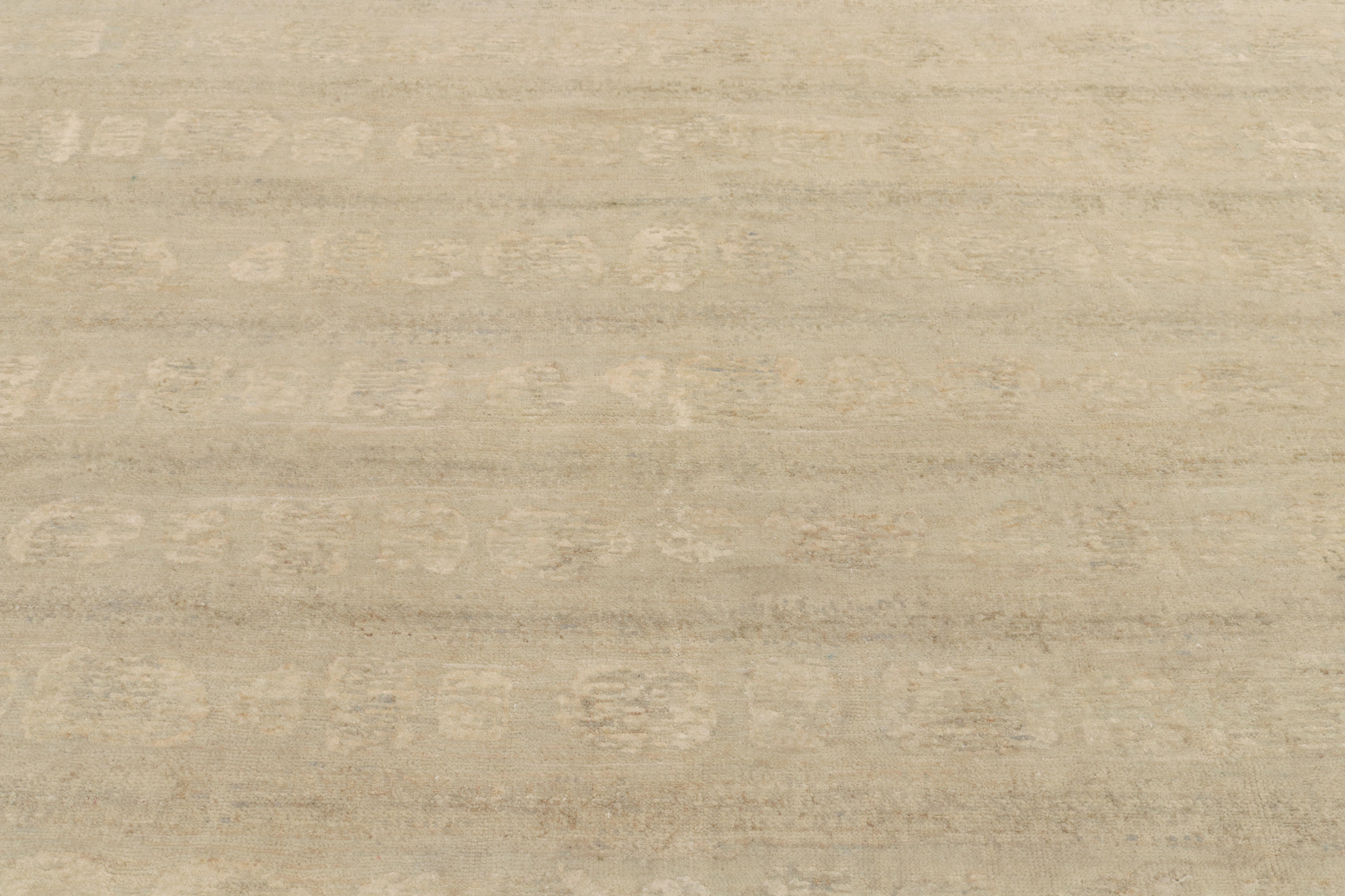 Zeitgenössischer Teppich & Kelim-Teppich in Beige & Grau mit gemusterten Streifen im Zustand „Starke Gebrauchsspuren“ im Angebot in Long Island City, NY