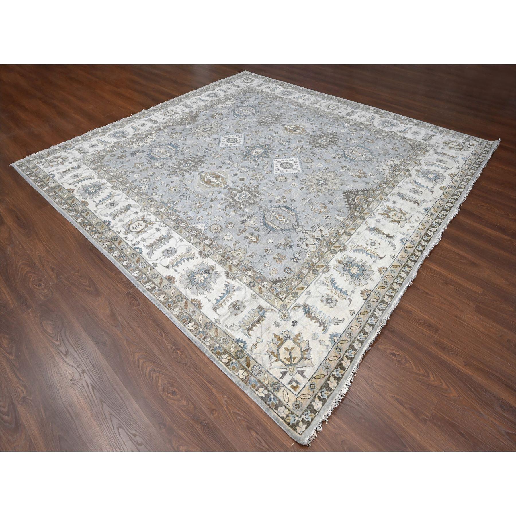 11'x11' Grauer und weißer Karajeh handgeknüpfter, geometrischer Karajeh-Teppich aus Wolle mit quadratischem Design (Heriz Serapi) im Angebot