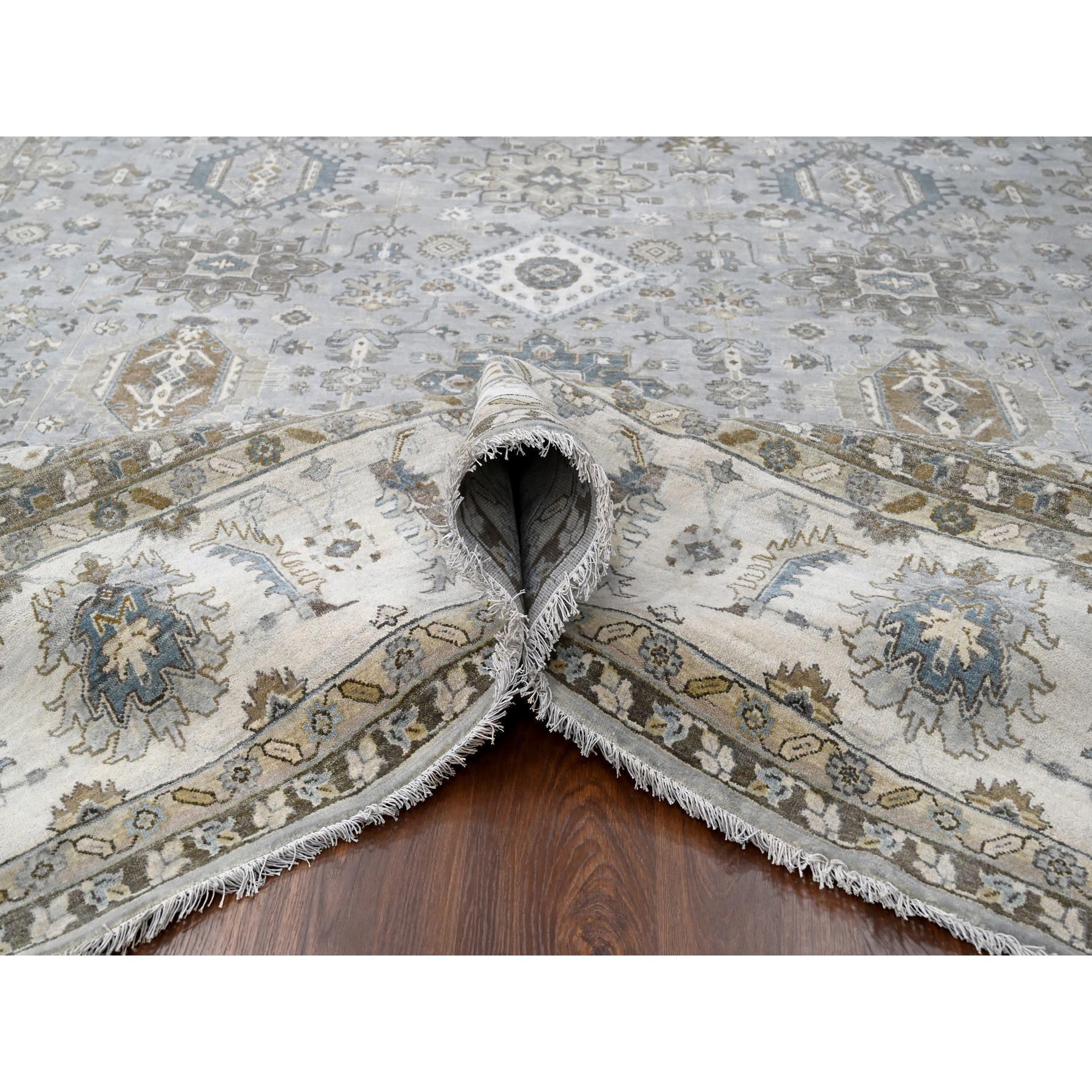 11'x11' Grauer und weißer Karajeh handgeknüpfter, geometrischer Karajeh-Teppich aus Wolle mit quadratischem Design (Handgeknüpft) im Angebot
