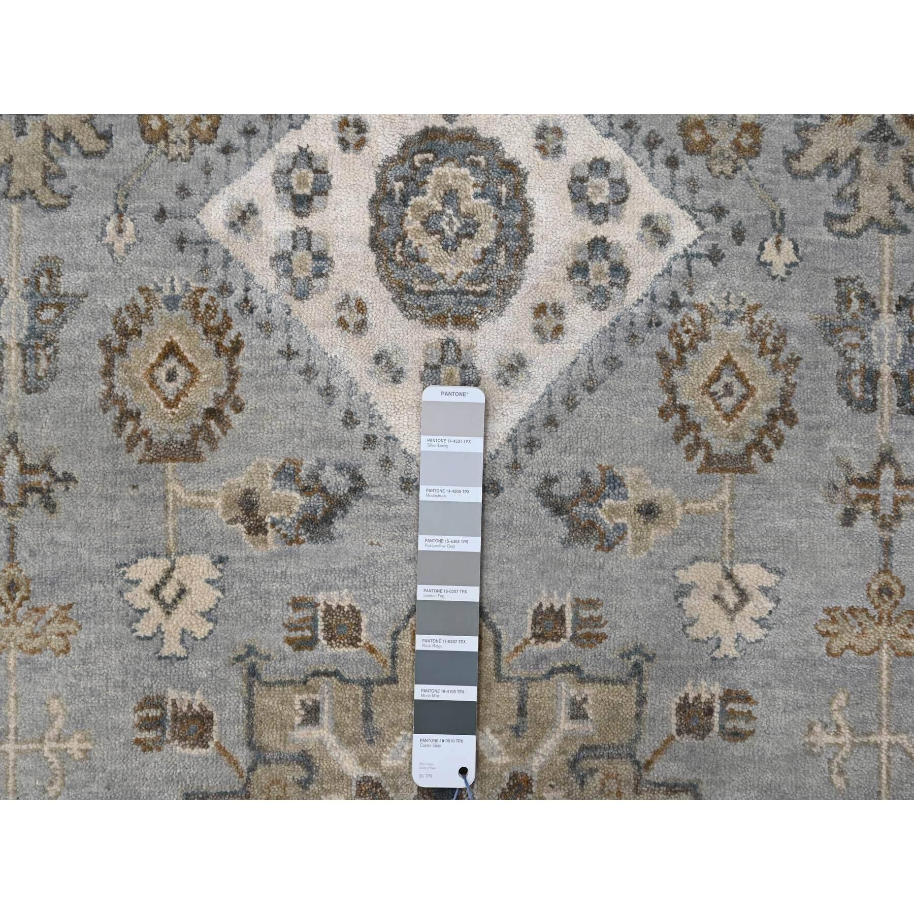 11'x11' Grauer und weißer Karajeh handgeknüpfter, geometrischer Karajeh-Teppich aus Wolle mit quadratischem Design (21. Jahrhundert und zeitgenössisch) im Angebot