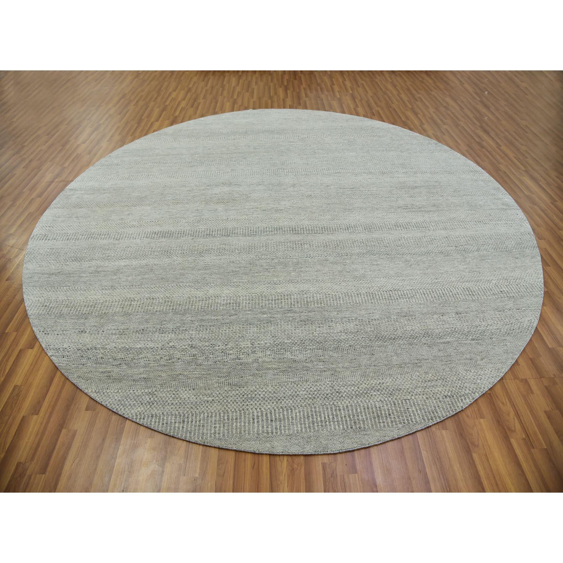 Dies ist eine wirklich echte one-of-a-kind Undyed 100% Wolle, Ton in Ton, Modern Grass Design, handgeknüpft, Orientteppich. Es wurde monatelang in jahrhundertealten Webtechniken von Kunsthandwerkern geknüpft.
Primäre MATERIALIEN: Wolle
Latex: Kein