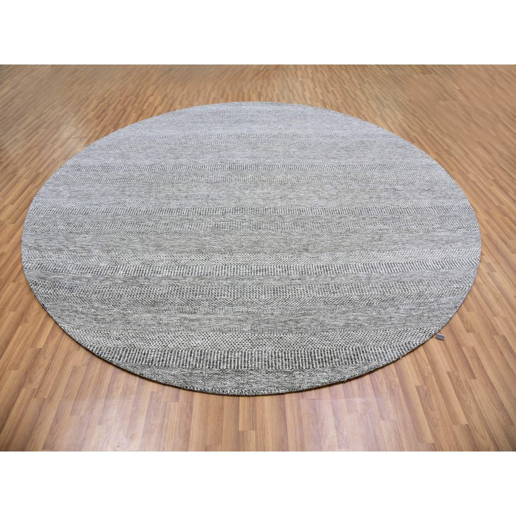Si tratta di un autentico esemplare unico di tappeto orientale in lana organica non colorata, tono su tono, design moderno a erba, annodato a mano. È stato annodato per mesi e mesi con tecniche di tessitura secolari da parte di artigiani.
Materiali