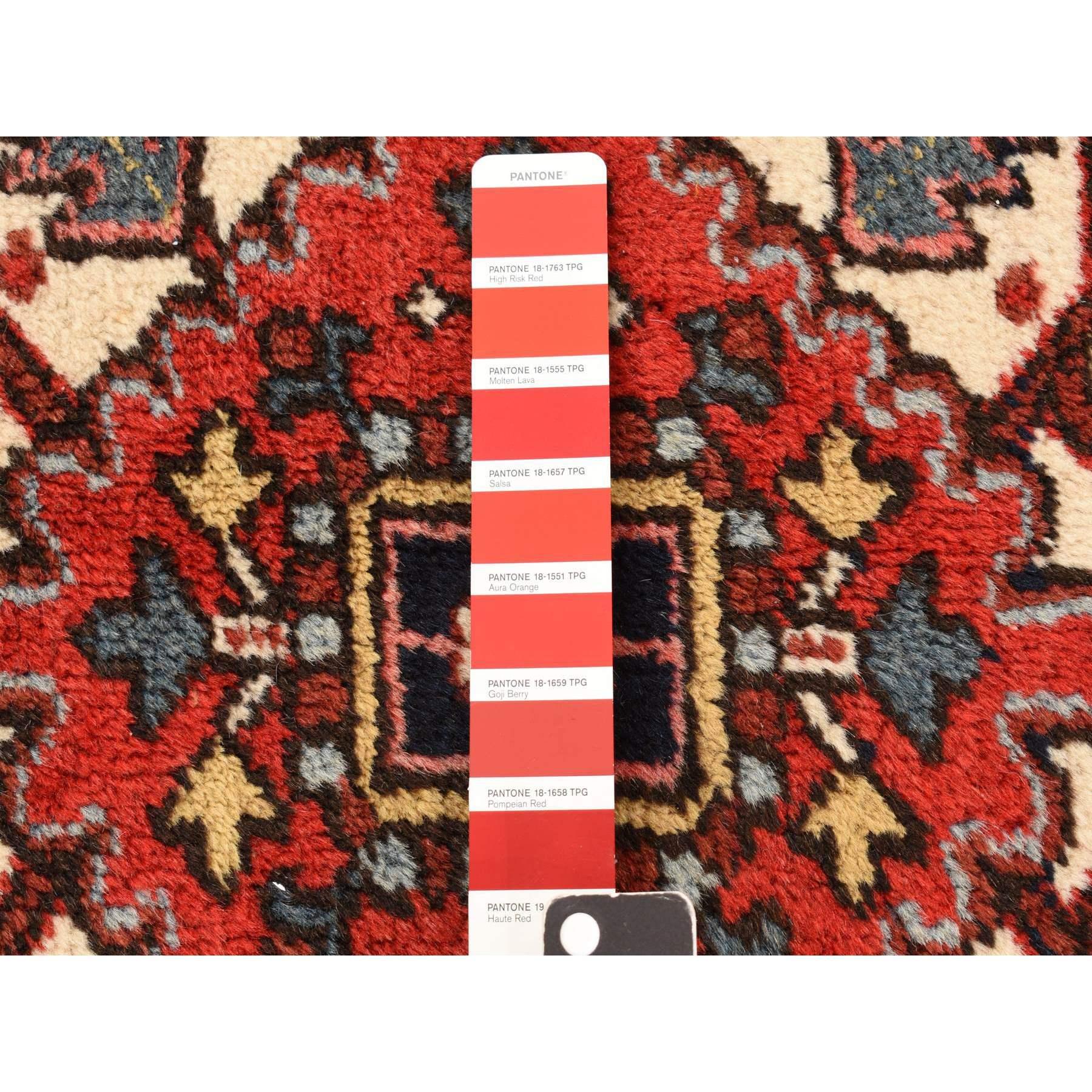 Milieu du XXe siècle Tapis persan semi-ancien Heriz rouge et pur, noué à la main, rouge 11'x13' en vente
