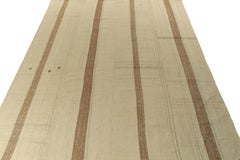 Tapis Kilim vintage beige, style à panneaux marron, motif rayé par Rug & Kilim