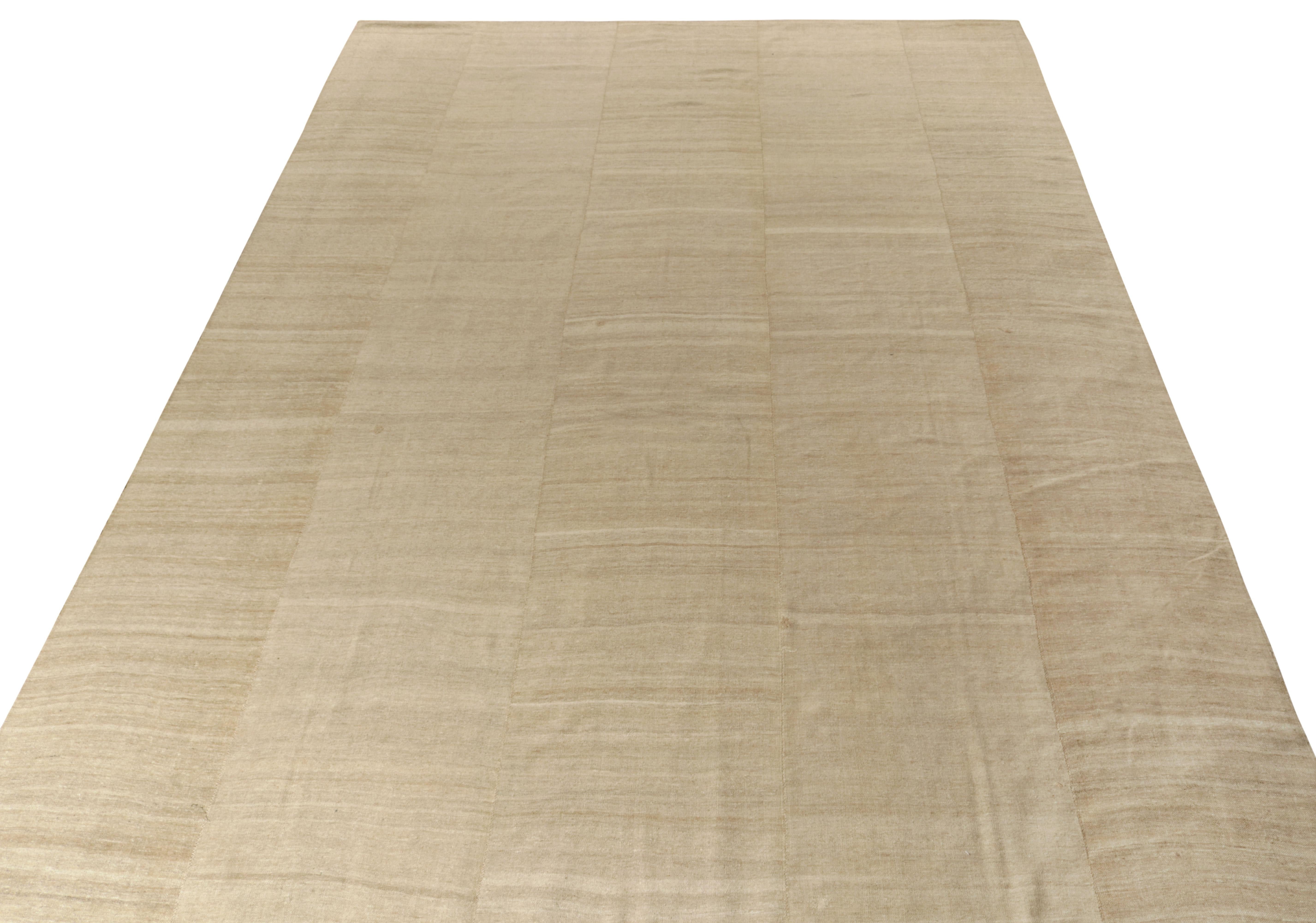 Une pièce contemporaine de style panneau 11x16 qui rejoint notre collection Kilim & Flatweave. Tissé à la main en laine vers 1950-1960, la vision témoigne d'une union de panneaux sophistiqués qui s'épanouissent dans un dégradé beige/brun avec
