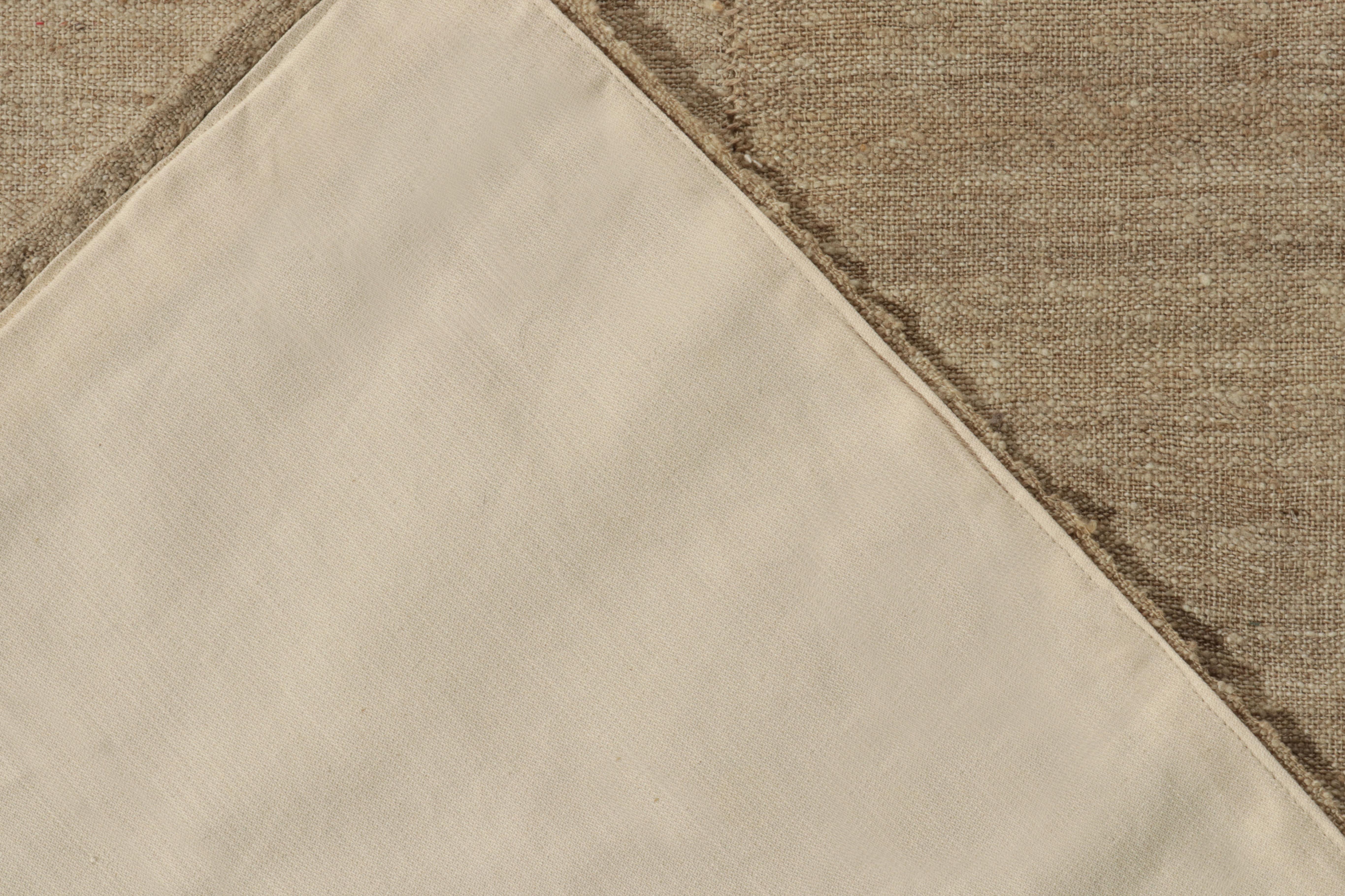 Noué à la main Tapis Kilim contemporain beige et brun à panneaux marron de Rug & Kilim en vente