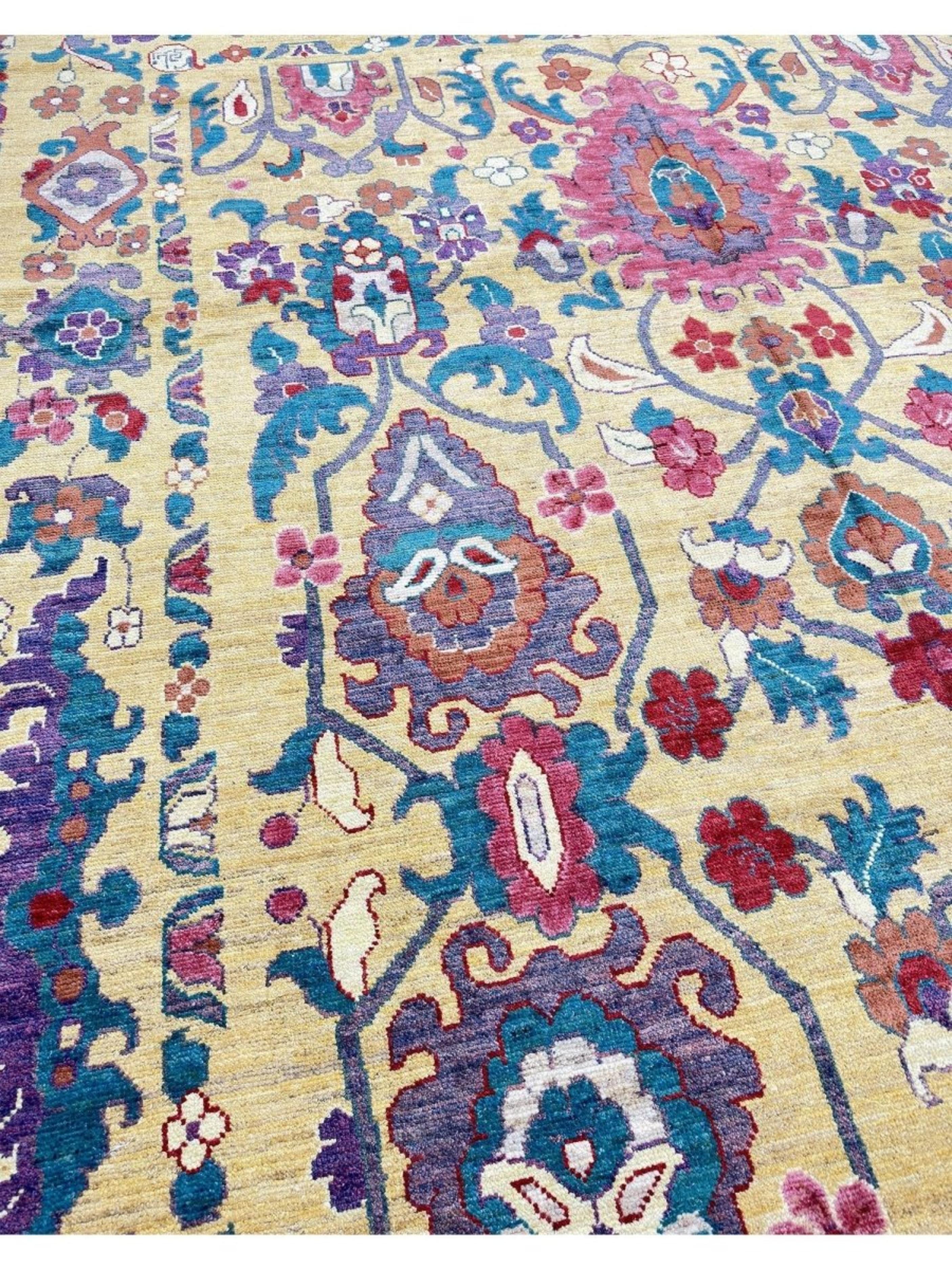 Bringen Sie zeitlosen Charme und lebendige Eleganz in Ihr Zuhause mit diesem atemberaubenden 11x16 Sultanabad Area Rug. Dieser exquisite, aus hochwertiger Wolle handgeknüpfte Teppich zeigt ein kompliziertes, florales Allover-Muster, das das reiche