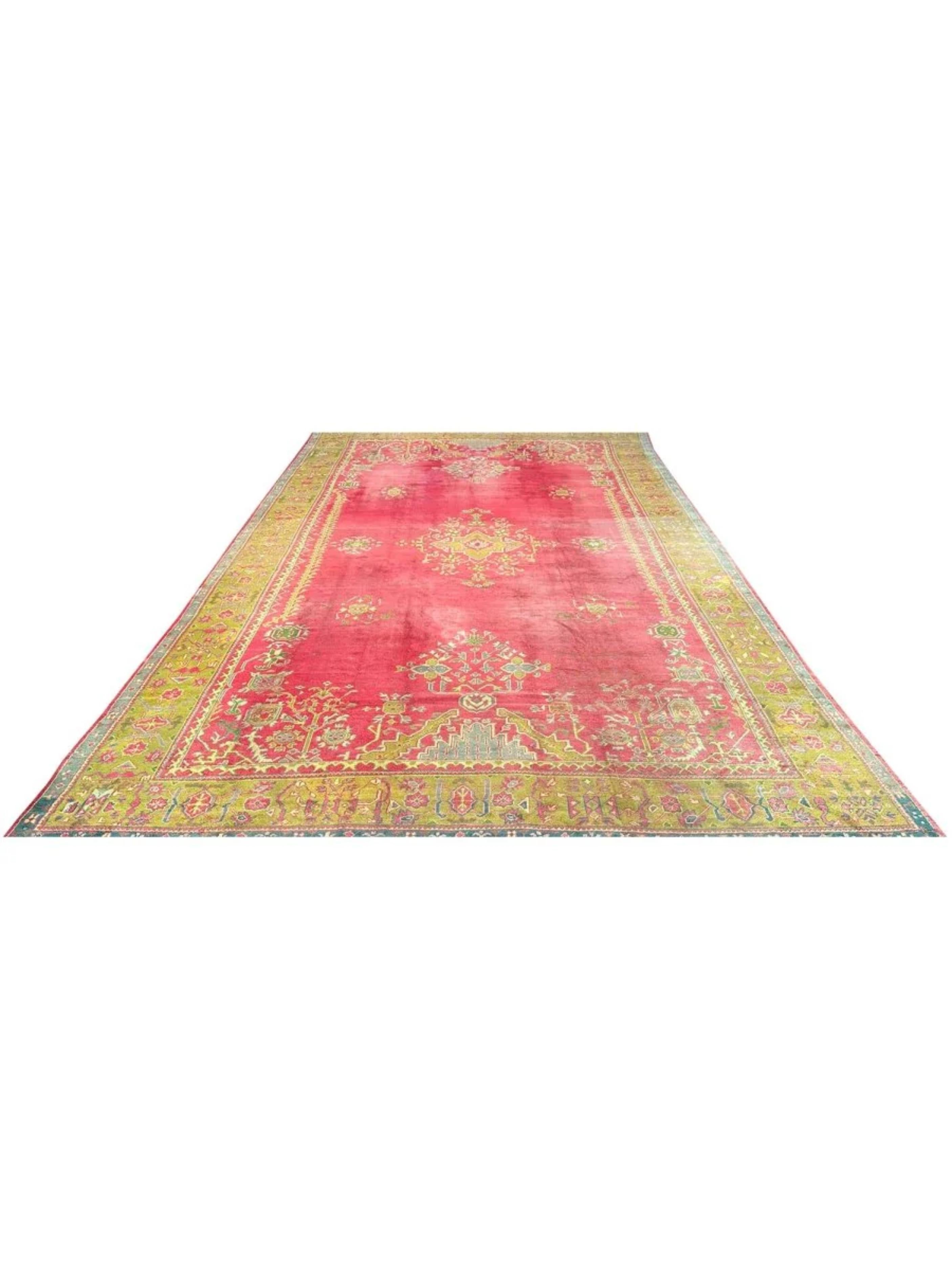 Verwandeln Sie Ihren Raum mit dem 11x17 Antique Turkish Oushak Area Rug, einem einzigartigen Kunstwerk, das die zeitlose Schönheit der traditionellen türkischen Weberei widerspiegelt. Dieser exquisite Teppich wurde in fachmännischer Handarbeit aus