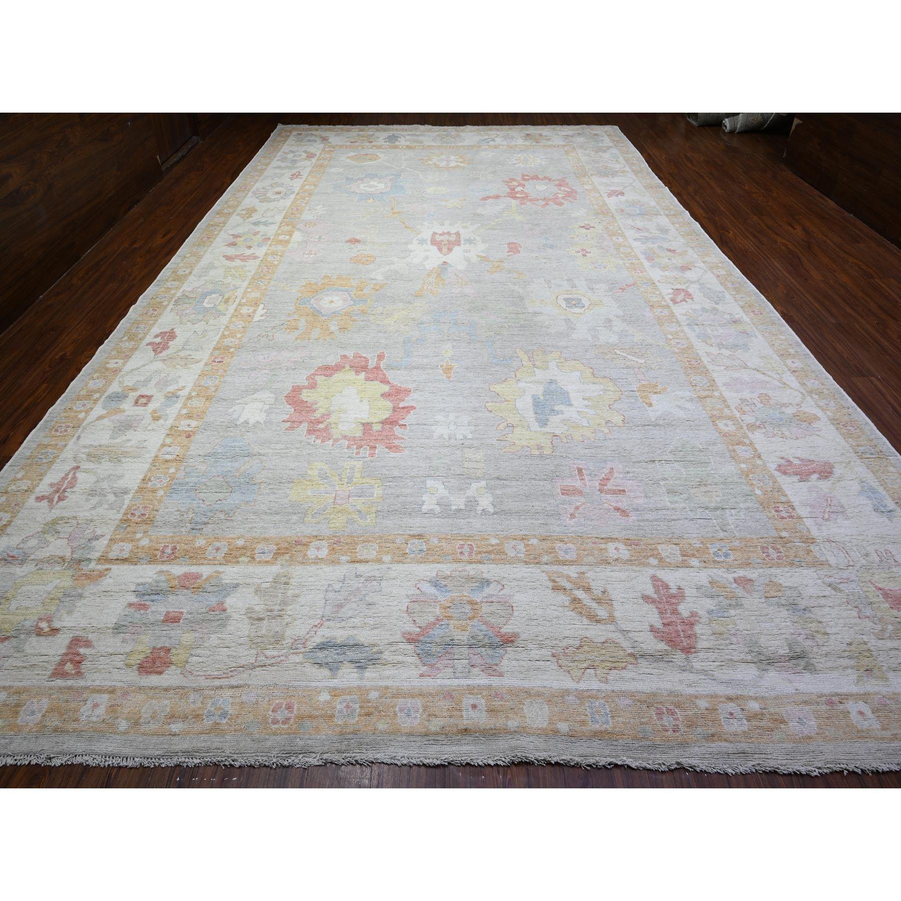 Il s'agit d'un v�éritable tapis d'Orient Afghan Angora Oushak, noué à la main, en pure laine. Il a été noué pendant des mois et des mois selon des techniques de tissage séculaires par des artisans experts.
Matières premières : Laine
Latex : Pas de