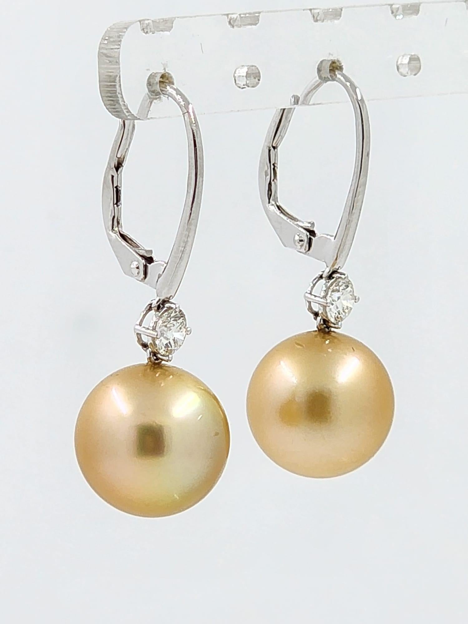 Perlina Orecchini con perle dei mari del sud e diamanti di 12-12,5 mm di champagne in vendita