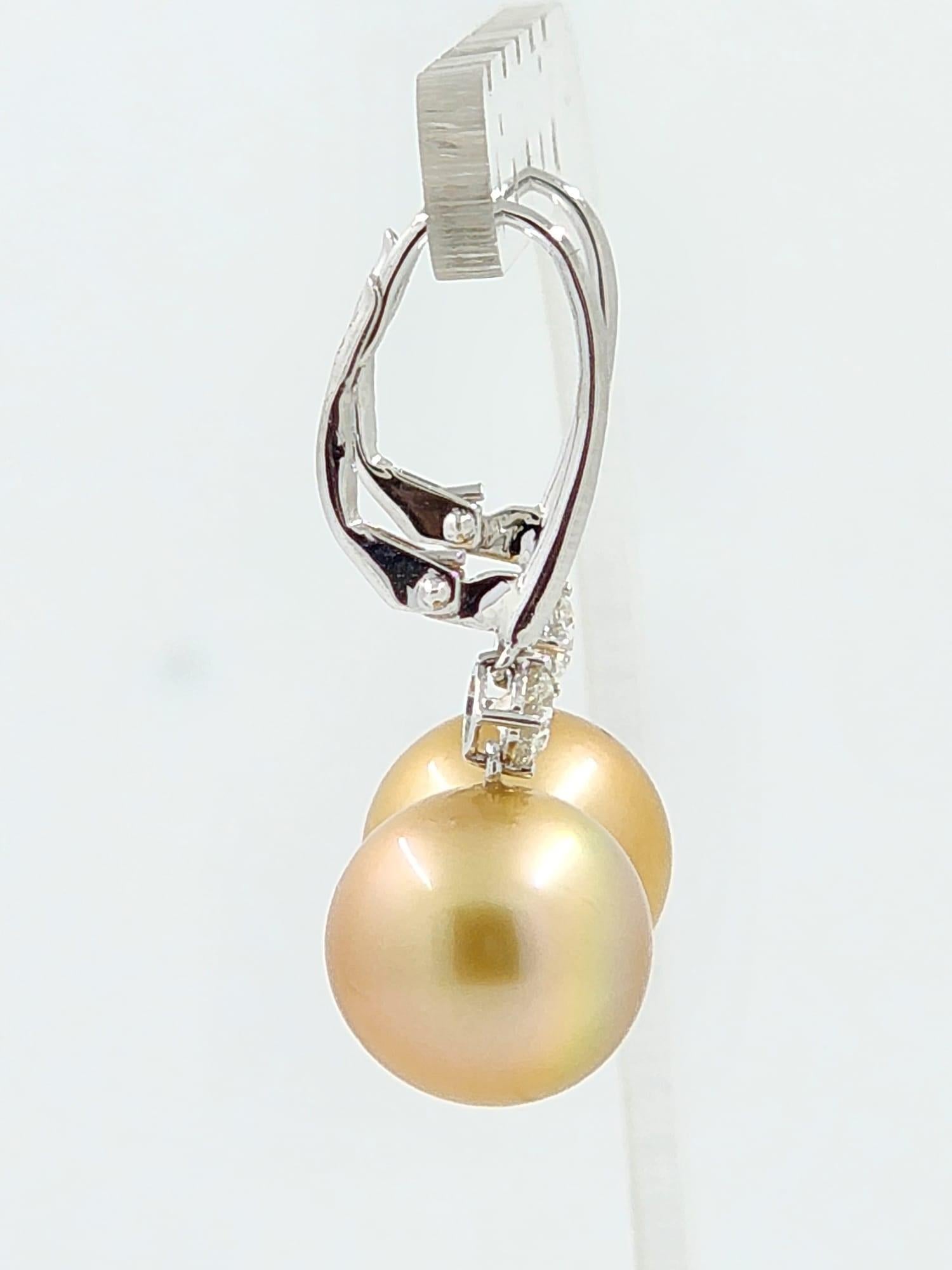 Orecchini con perle dei mari del sud e diamanti di 12-12,5 mm di champagne In condizioni Nuovo in vendita a Hong Kong, HK