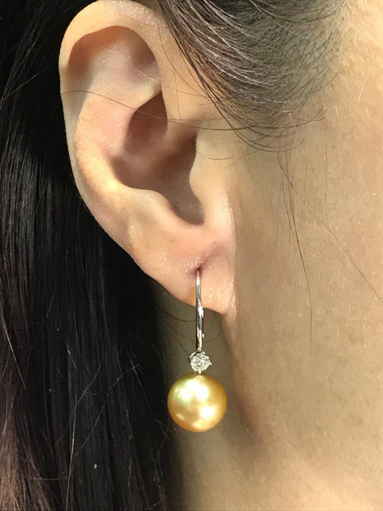 Donna Orecchini con perle dei mari del sud e diamanti di 12-12,5 mm di champagne in vendita