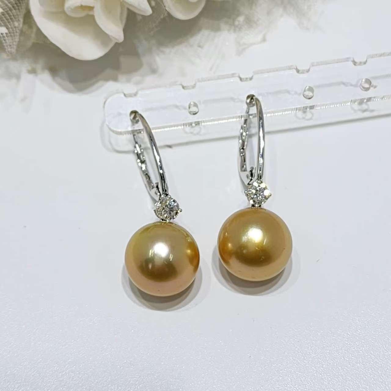 Orecchini con perle dei mari del sud e diamanti di 12-12,5 mm di champagne in vendita 1