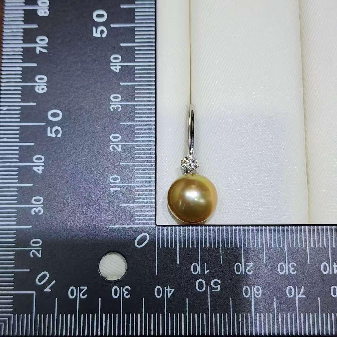 Orecchini con perle dei mari del sud e diamanti di 12-12,5 mm di champagne in vendita 2