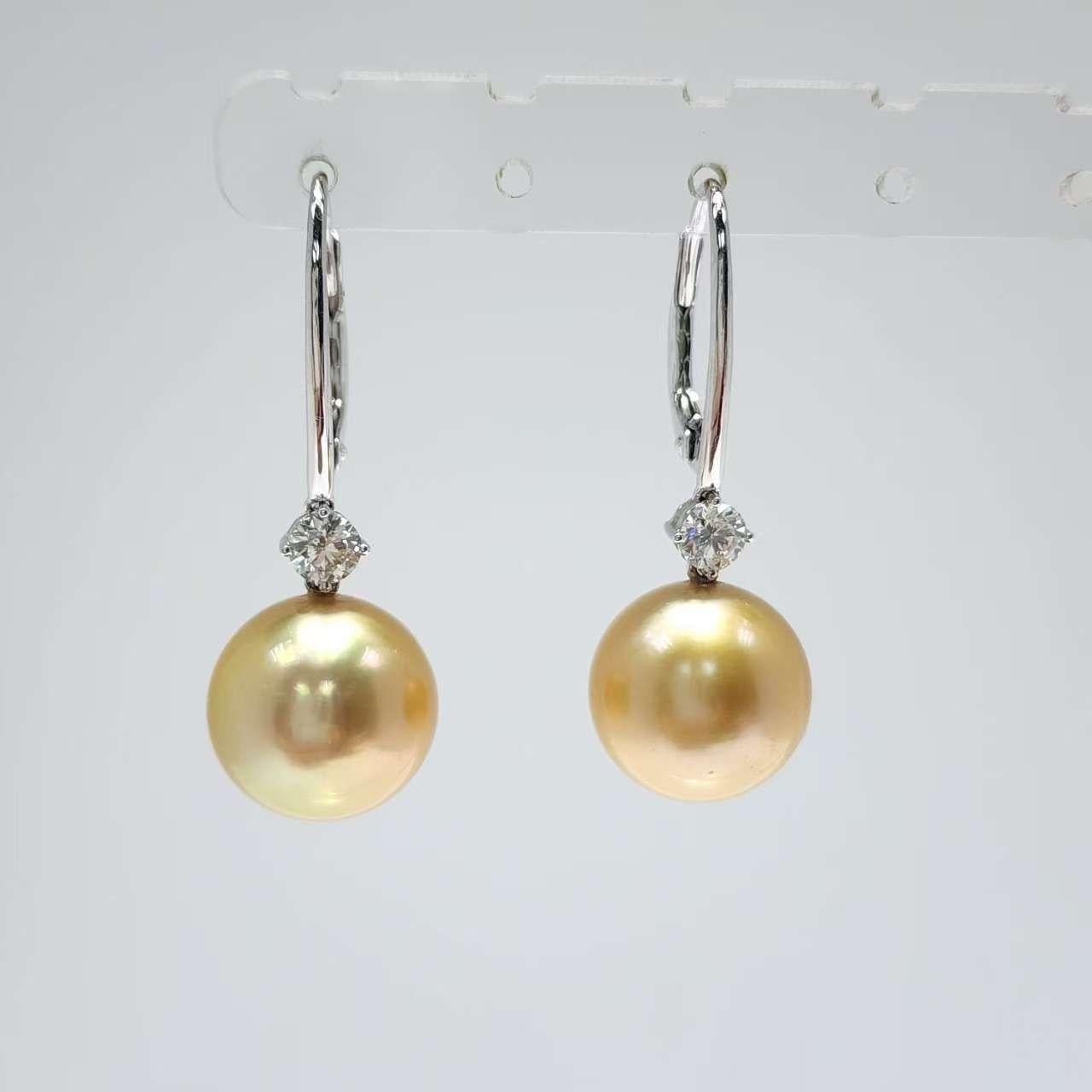 Orecchini con perle dei mari del sud e diamanti di 12-12,5 mm di champagne in vendita 3