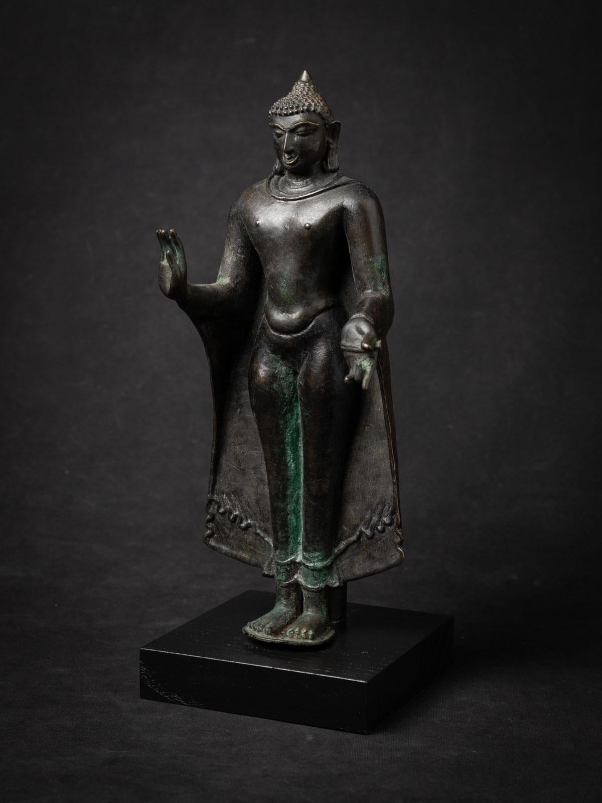 Very special antique bronze Bagan Buddha
Material : bronze
34,5 cm high
13,5 cm wide and 13.5 cm deep
With solid 24 krt. golden line on eyebrows / eyes and lower lip
Bagan style
Abhaya mudra
12-13th century - originally from the Bagan