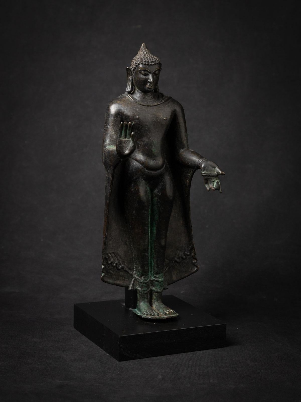 12-13th Century Very special antique bronze Bagan Buddha from Burma In Good Condition For Sale In DEVENTER, NL