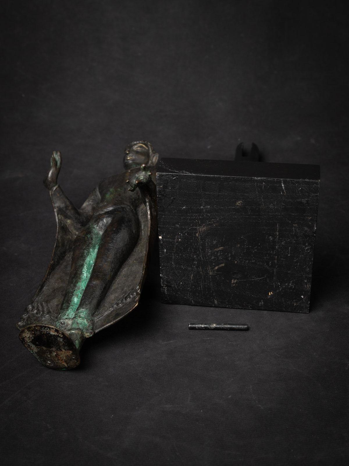12-13th Century Very special antique bronze Bagan Buddha from Burma For Sale 2
