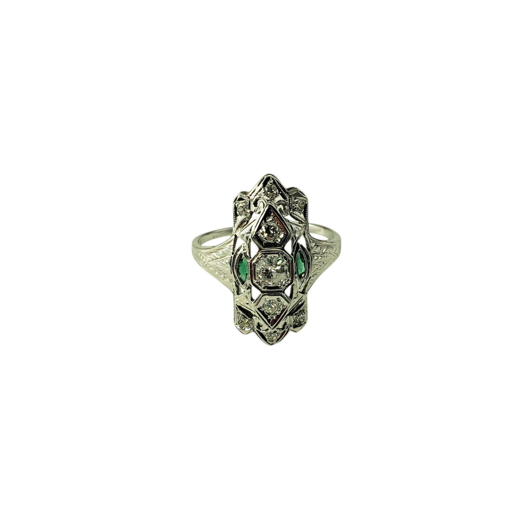 Anello in oro bianco 12-14 carati e diamanti in stile Art Deco misura 8

Cattura la bellezza del passato con questo squisito anello in stile Art Déco realizzato in oro bianco 12-14 carati. Caratterizzato da un design a filigrana allungata, l'anello