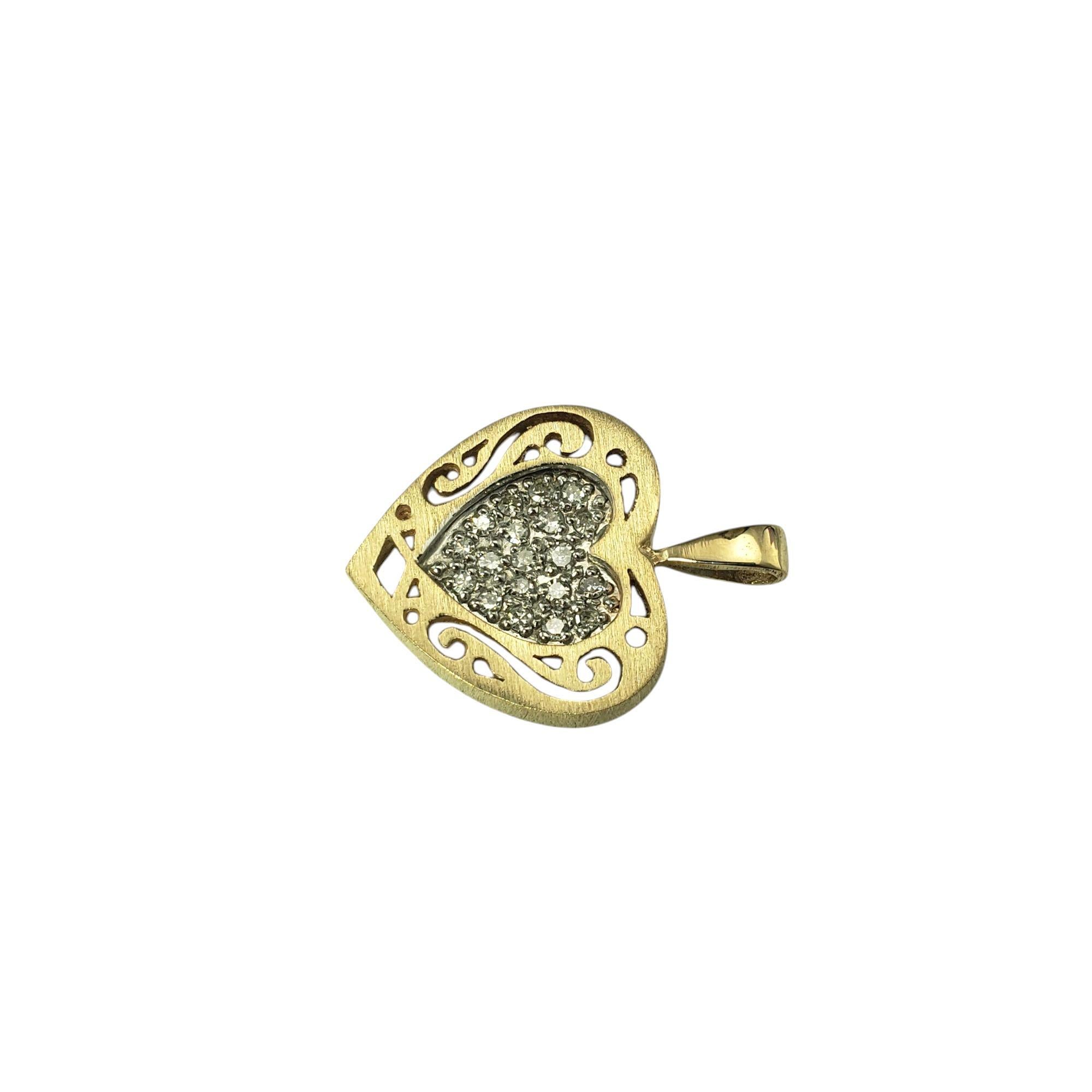 Pendentif coeur en or jaune et blanc 12-14K avec diamants

Ce pendentif cœur romantique détaillé en or jaune présente 19 diamants ronds de taille unique sertis en or blanc.

Poids total approximatif des diamants : .15 - .20 ct.

Couleur du diamant :
