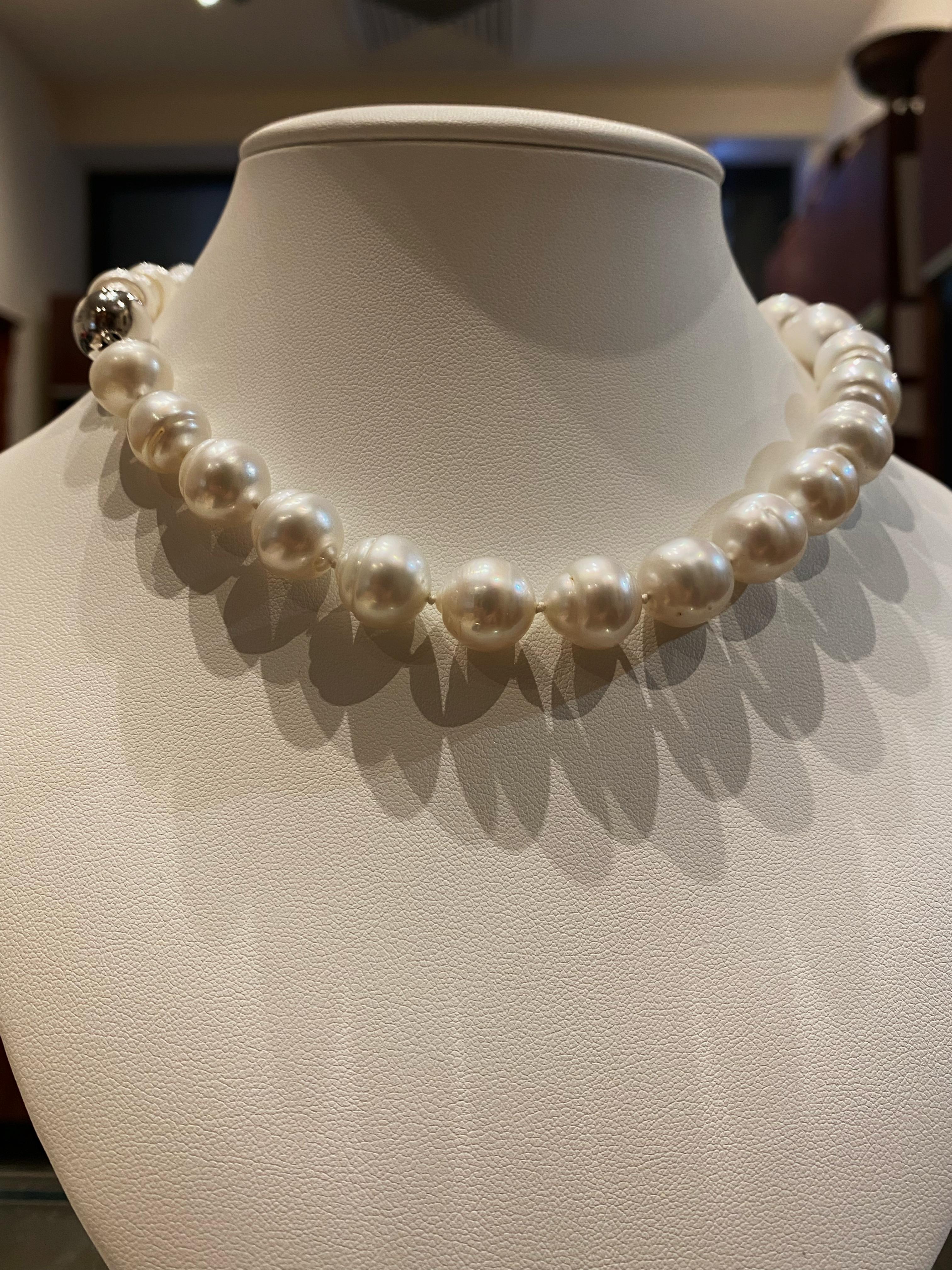 Collana di perle semi-barocche da 12 - 14 mm dei Mari del Sud, chiusura in oro 18 carati. in vendita 2