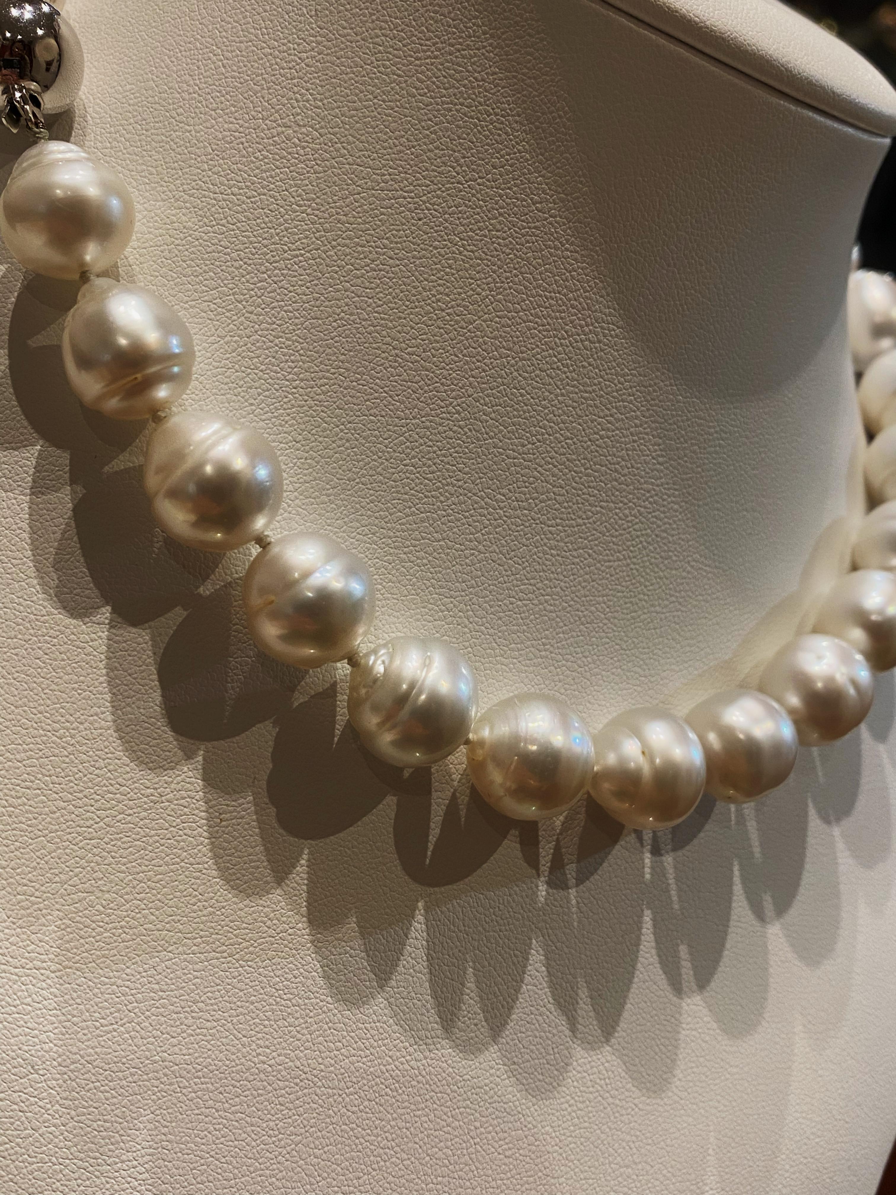 Perlina Collana di perle semi-barocche da 12 - 14 mm dei Mari del Sud, chiusura in oro 18 carati. in vendita