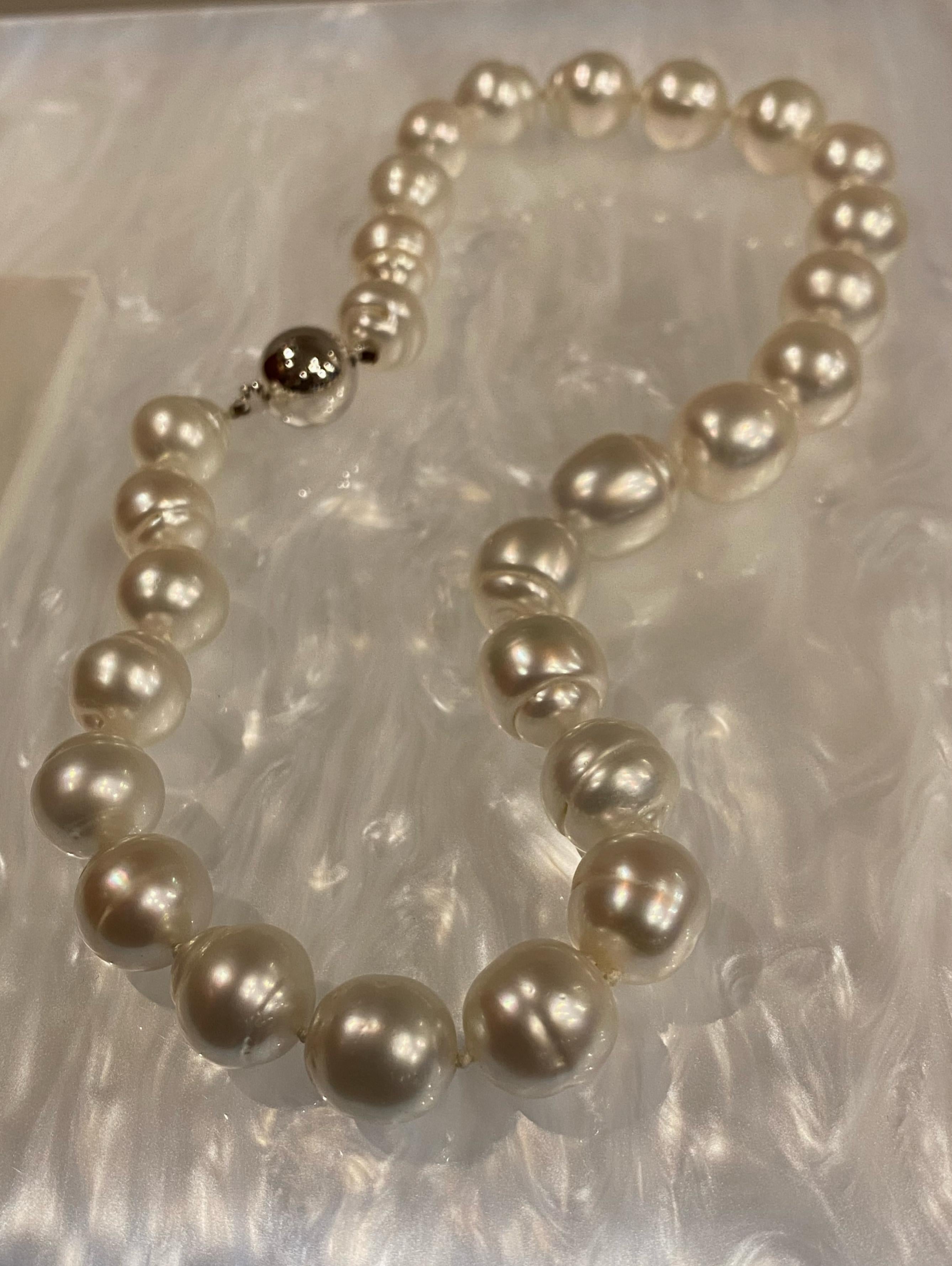 Collana di perle semi-barocche da 12 - 14 mm dei Mari del Sud, chiusura in oro 18 carati. In condizioni ottime in vendita a MELBOURNE, AU