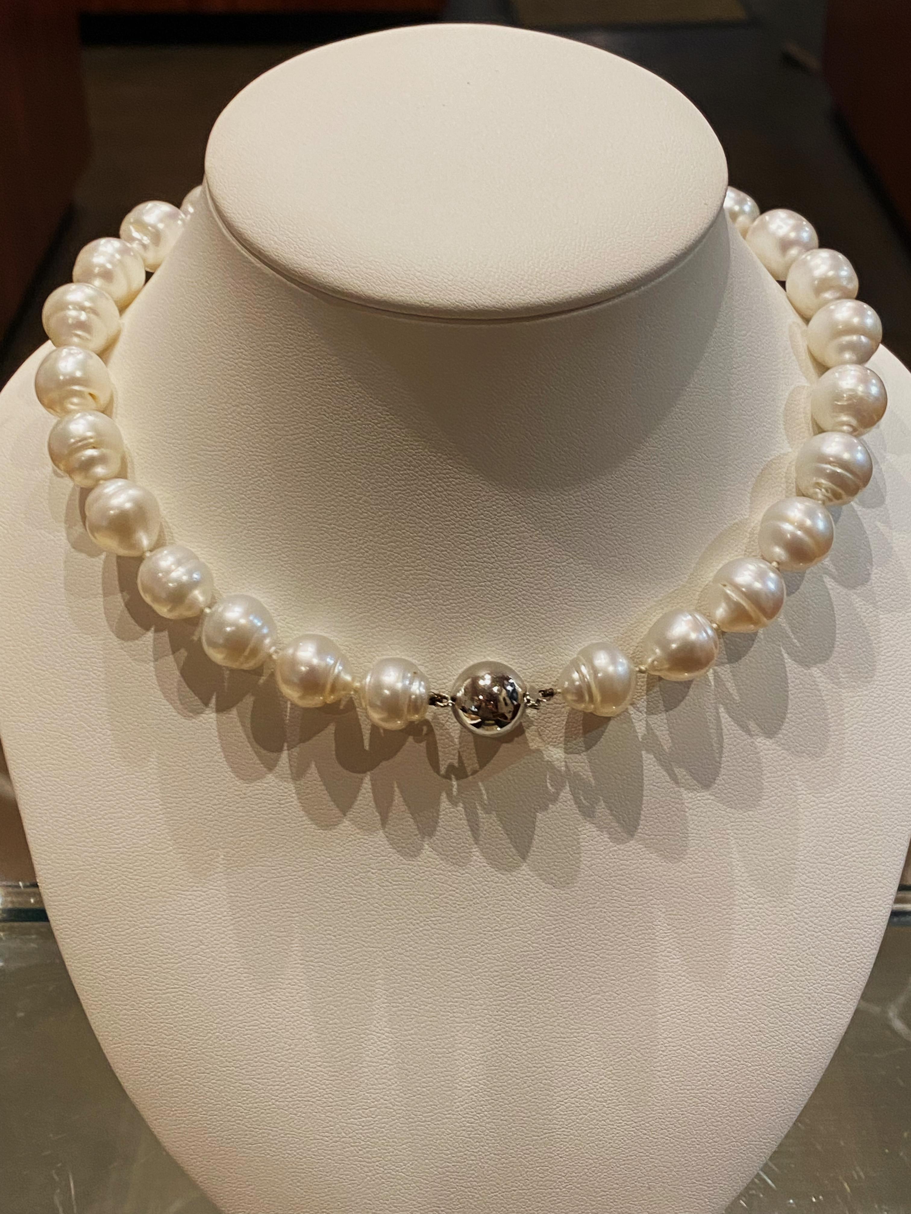 Donna Collana di perle semi-barocche da 12 - 14 mm dei Mari del Sud, chiusura in oro 18 carati. in vendita