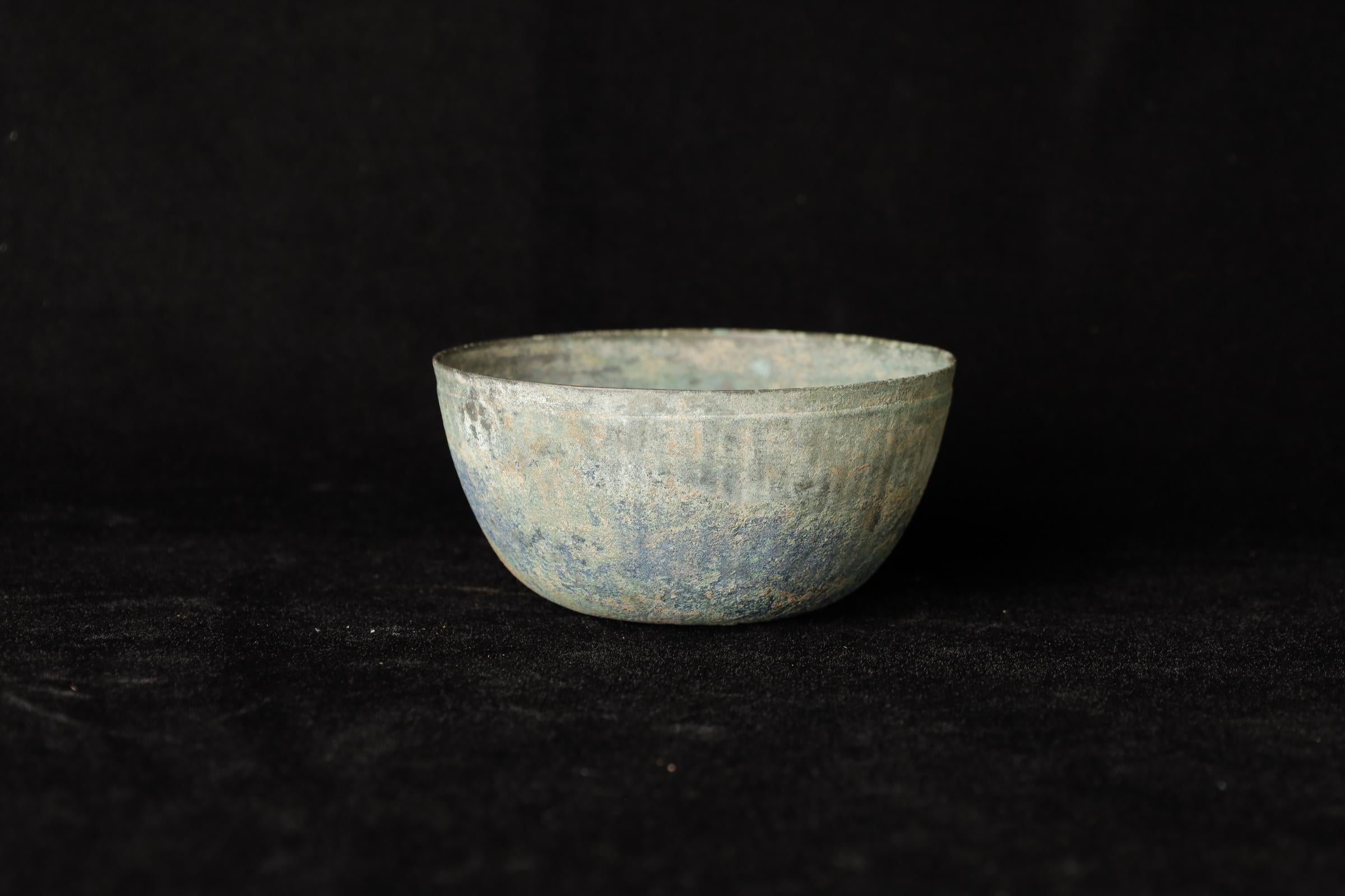 Extremely rare ribbed offering bowl. Bronze with  beautiful natural patination, excellent example of Sukhothai religious  art.
Part of the private Japanese collection.

Material: Bronze with natural  blue-green patination. 
Age: 12-14th century