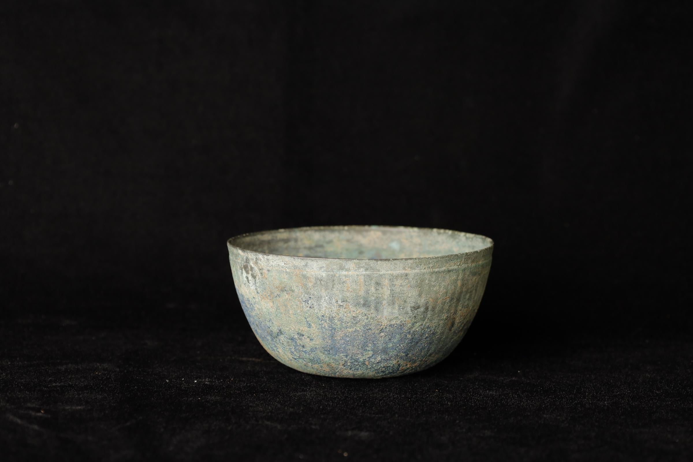 Hand-Crafted 12-14th century Sukhothai kingdom(Thailand) rare bronze ribbed bowl For Sale