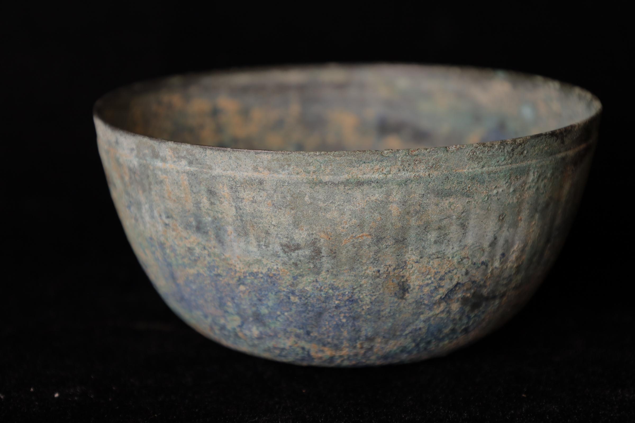 Bronze 12-14th century Sukhothai kingdom(Thailand) rare bronze ribbed bowl For Sale