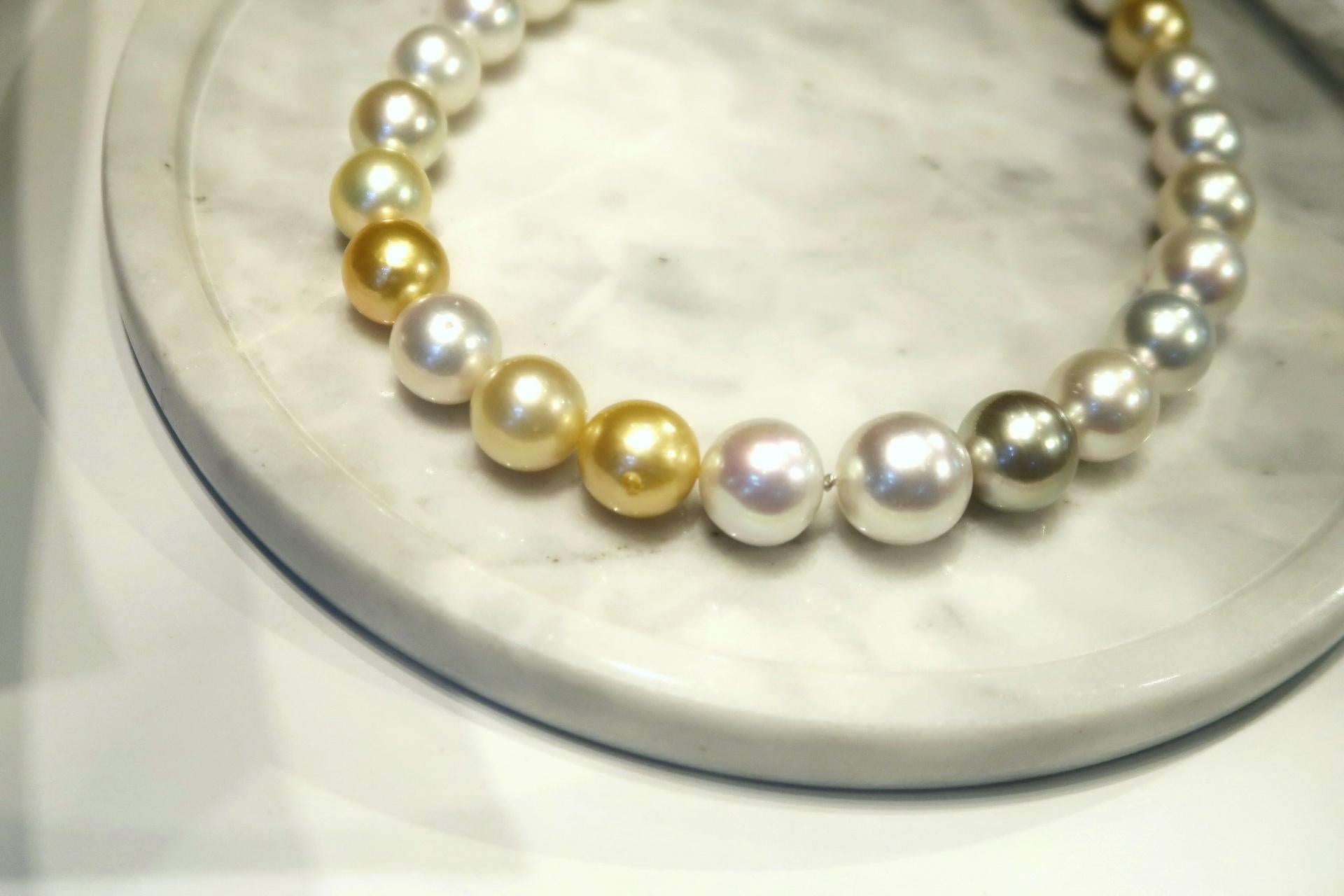 Shades of Silvery White and Deep Gold South Sea Pearl Necklace In New Condition For Sale In Bangkok, TH