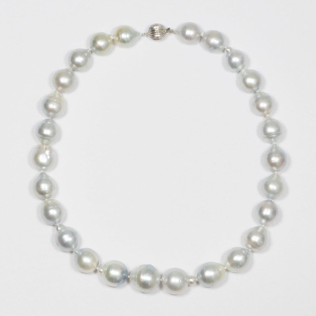 Taille ronde Collier noué à la main en or blanc 14 carats avec perles baroques des mers du Sud en vente