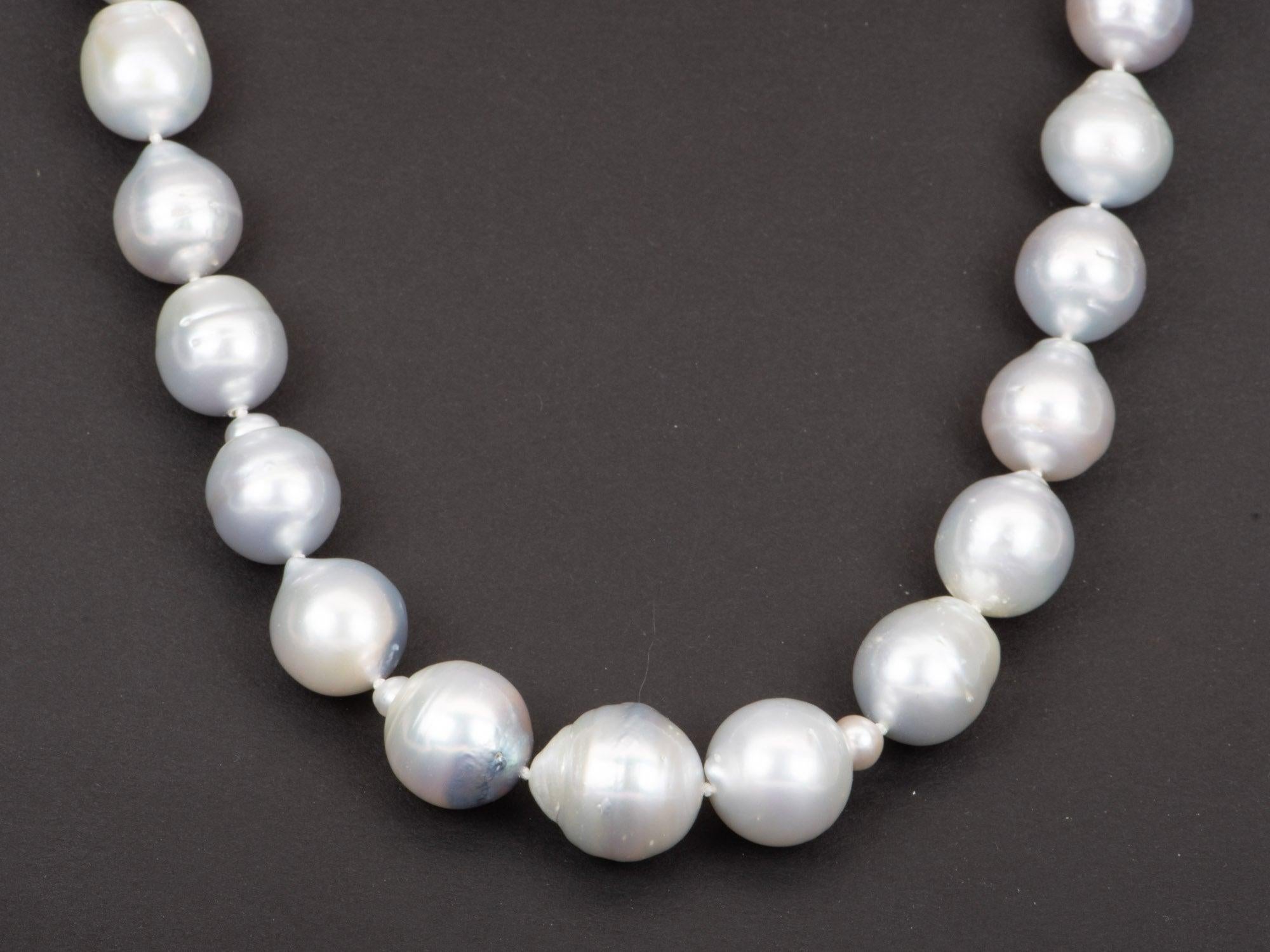Collier noué à la main en or blanc 14 carats avec perles baroques des mers du Sud Pour femmes en vente