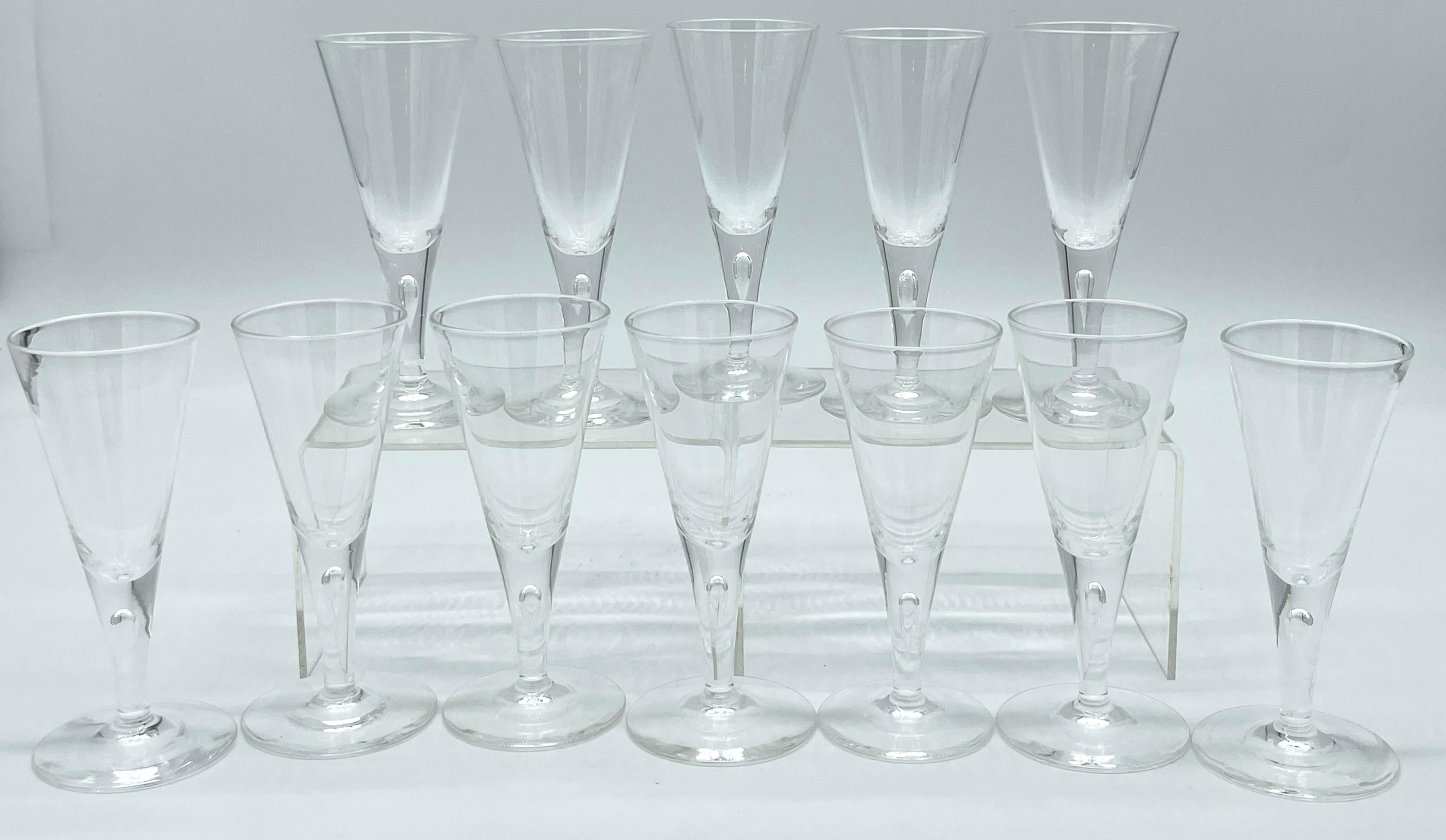 12 Copas/Champán grandes de burbuja controlada Steuben #7924 de los años 60 

Cada una firmada en letra 