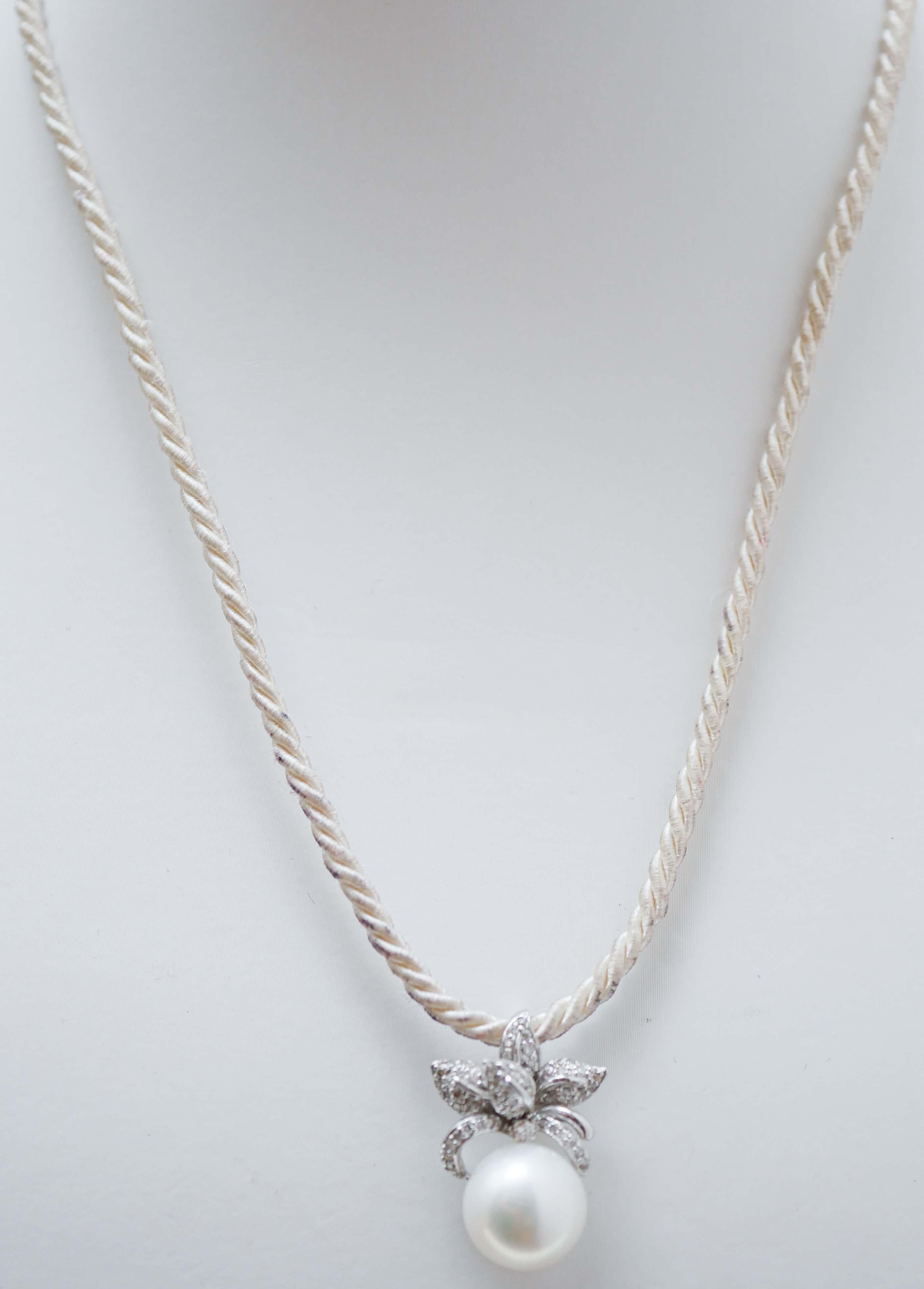 Beautiful pendant in 18 kt white gold structure studded with diamonds and, below, a pearl. The pendant will come with a rubber chain.
This pendant was totally handmade by Italian master goldsmiths and it is in perfect conditions.
Diamonds 0.49