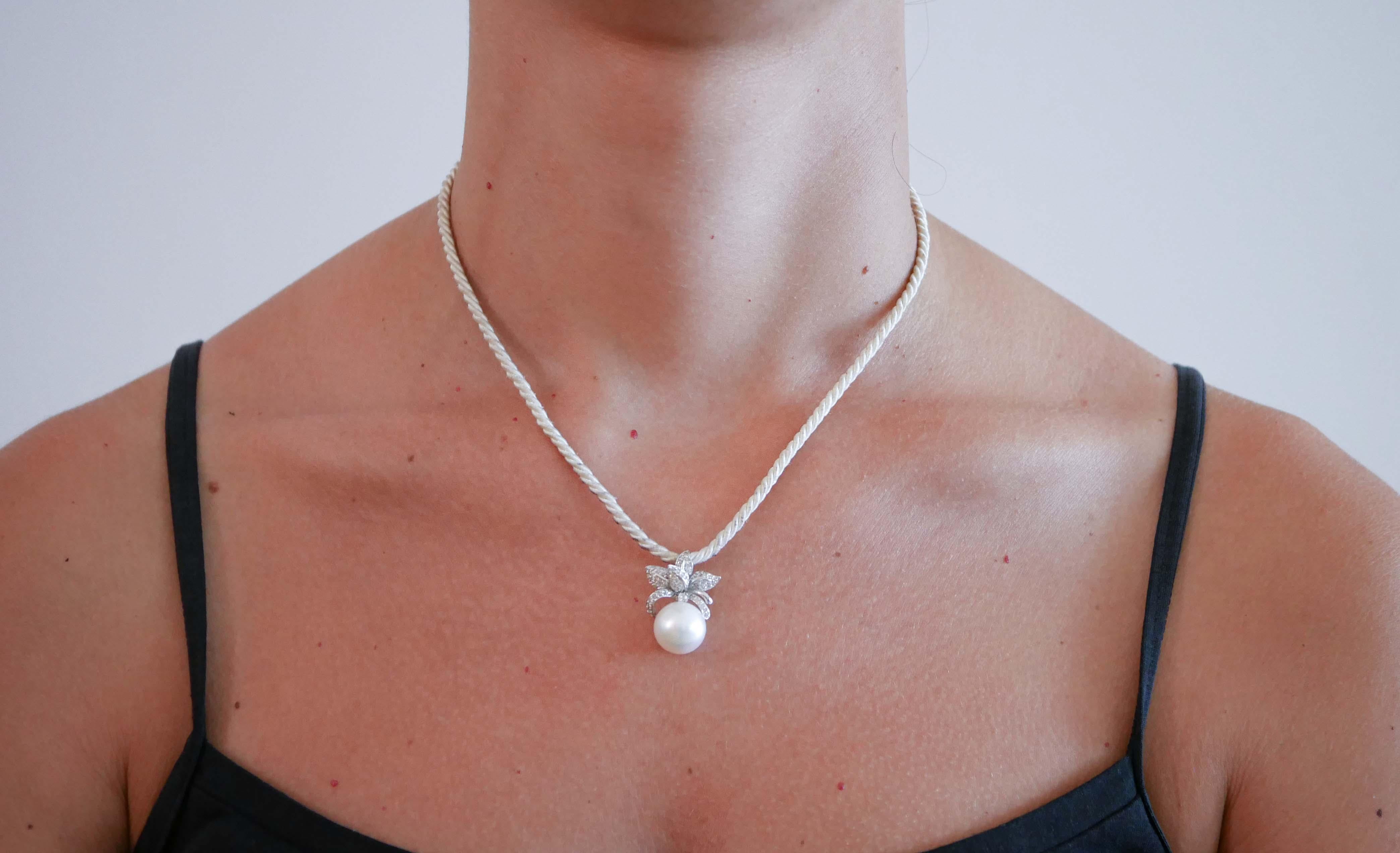 12. 5 Mm Pearl, Diamonds, 18 Karat White Gold Pendant Necklace. In Good Condition For Sale In Marcianise, Marcianise (CE)