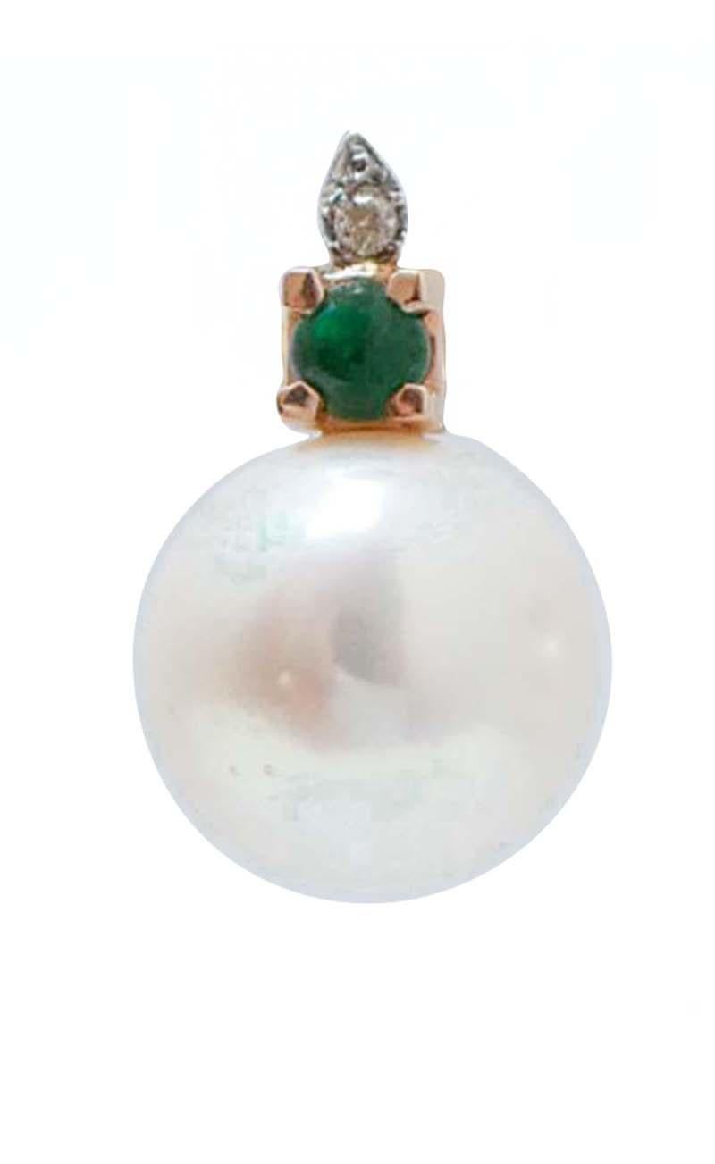 Bellissimi orecchini con struttura in oro rosa 14 kt montati con una foglia in oro bianco  tempestato di diamanti e, sotto, uno smeraldo. Come ciondolo, una perla.
Diamanti 0,07 ct
Smeraldi  0,79 ct
Perle 5,70 gr
Peso totale 7.40 gr
RF