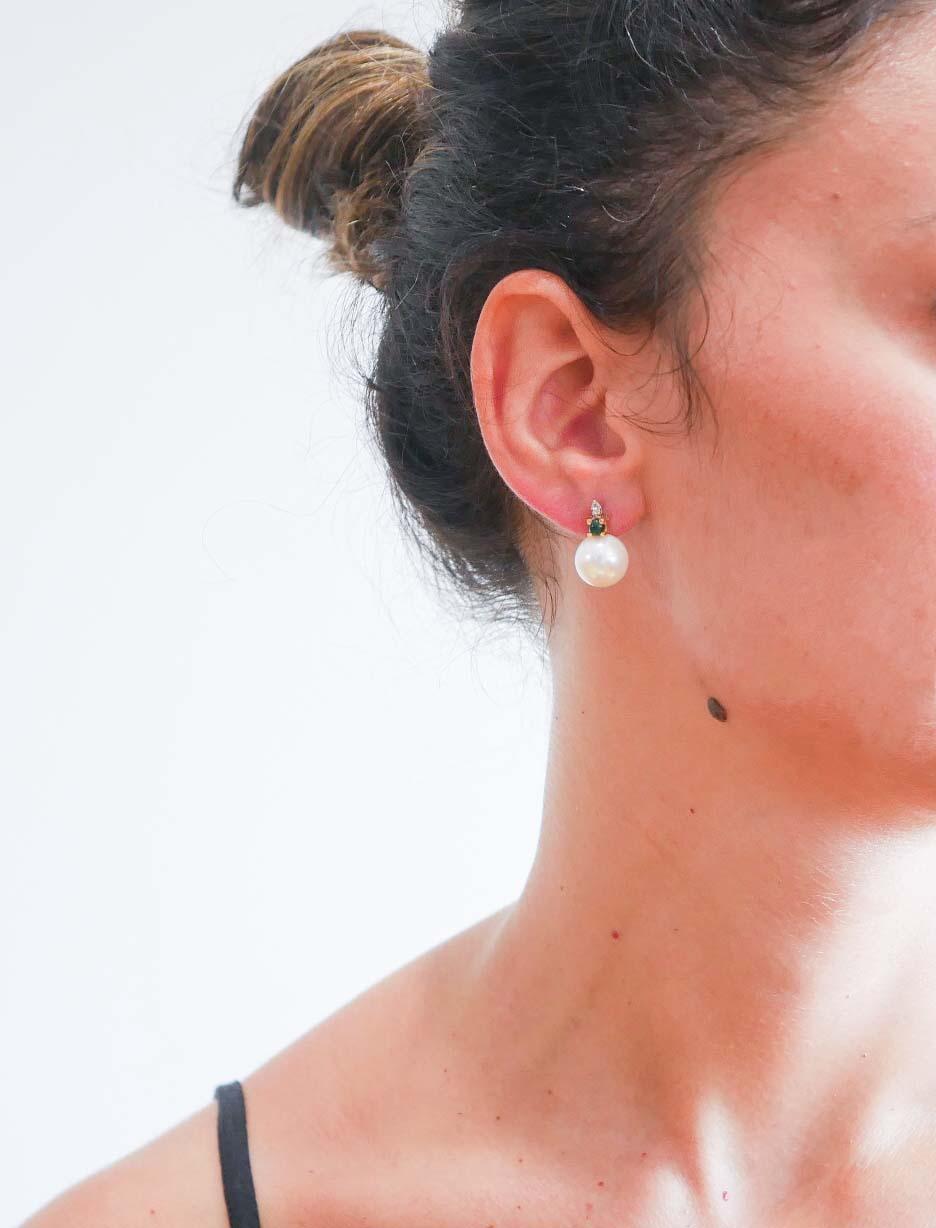 Taglio misto 12, 5 Mm Perle, smeraldi, diamanti, oro rosa 14 carati  Orecchini. in vendita