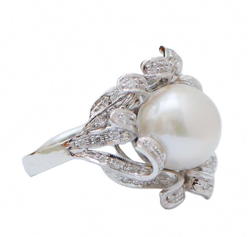 Beautiful ring in platinum structure mounted with a central pearl surrounded by details studded with diamonds.
This ring was totally handmade by Italian master goldsmiths and it is in perfect conditions.
Diamonds 0.57 ct
Pearl 2.50 gr
Total Weight
